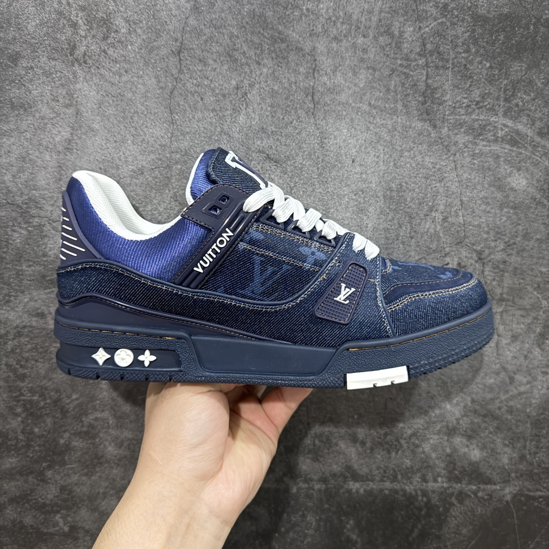 【顶级性价比版本】LV Trainer 蓝印花 双层飞机礼盒 中高端品质 价格超值不杀猪 非市面假特价版本 广东产 顶级品质 真材实料 不偷材料 市售数一数二的好货 放眼市场同价格绝对找不到比他更好的货⚠️ 工厂长期补货 价格优势供应 所有配色均原版购入开发打造 正确原版 超高还原度 空胶工艺 各细节到位 鞋面为细柔小牛皮 厚实织物鞋带正确扣子配件 正确牛仔布料无色差 图案对版对位 白色软质荔枝皮 老花压印到位 细节 版型全都没毛病 正确鞋垫 中高端零售 杀猪这个版本没毛病 品质见实拍 无需过多文案赘述! 尺码: 39-45-选品中心