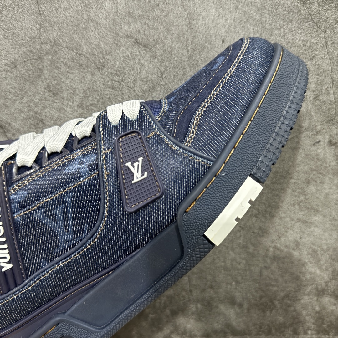 图片[6]-【顶级性价比版本】LV Trainer 蓝印花 双层飞机礼盒 中高端品质 价格超值不杀猪 非市面假特价版本 广东产 顶级品质 真材实料 不偷材料 市售数一数二的好货 放眼市场同价格绝对找不到比他更好的货⚠️ 工厂长期补货 价格优势供应 所有配色均原版购入开发打造 正确原版 超高还原度 空胶工艺 各细节到位 鞋面为细柔小牛皮 厚实织物鞋带正确扣子配件 正确牛仔布料无色差 图案对版对位 白色软质荔枝皮 老花压印到位 细节 版型全都没毛病 正确鞋垫 中高端零售 杀猪这个版本没毛病 品质见实拍 无需过多文案赘述！ 尺码： 39-45-选品中心