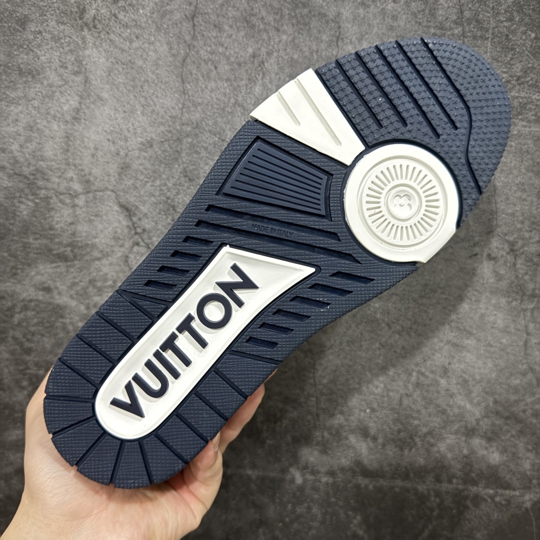 图片[9]-【顶级性价比版本】LV Trainer 蓝印花 双层飞机礼盒 中高端品质 价格超值不杀猪 非市面假特价版本 广东产 顶级品质 真材实料 不偷材料 市售数一数二的好货 放眼市场同价格绝对找不到比他更好的货⚠️ 工厂长期补货 价格优势供应 所有配色均原版购入开发打造 正确原版 超高还原度 空胶工艺 各细节到位 鞋面为细柔小牛皮 厚实织物鞋带正确扣子配件 正确牛仔布料无色差 图案对版对位 白色软质荔枝皮 老花压印到位 细节 版型全都没毛病 正确鞋垫 中高端零售 杀猪这个版本没毛病 品质见实拍 无需过多文案赘述！ 尺码： 39-45-选品中心