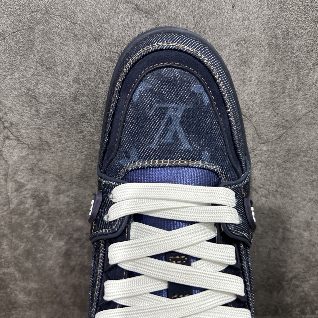 图片[5]-【顶级性价比版本】LV Trainer 蓝印花 双层飞机礼盒 中高端品质 价格超值不杀猪 非市面假特价版本 广东产 顶级品质 真材实料 不偷材料 市售数一数二的好货 放眼市场同价格绝对找不到比他更好的货⚠️ 工厂长期补货 价格优势供应 所有配色均原版购入开发打造 正确原版 超高还原度 空胶工艺 各细节到位 鞋面为细柔小牛皮 厚实织物鞋带正确扣子配件 正确牛仔布料无色差 图案对版对位 白色软质荔枝皮 老花压印到位 细节 版型全都没毛病 正确鞋垫 中高端零售 杀猪这个版本没毛病 品质见实拍 无需过多文案赘述！ 尺码： 39-45-选品中心