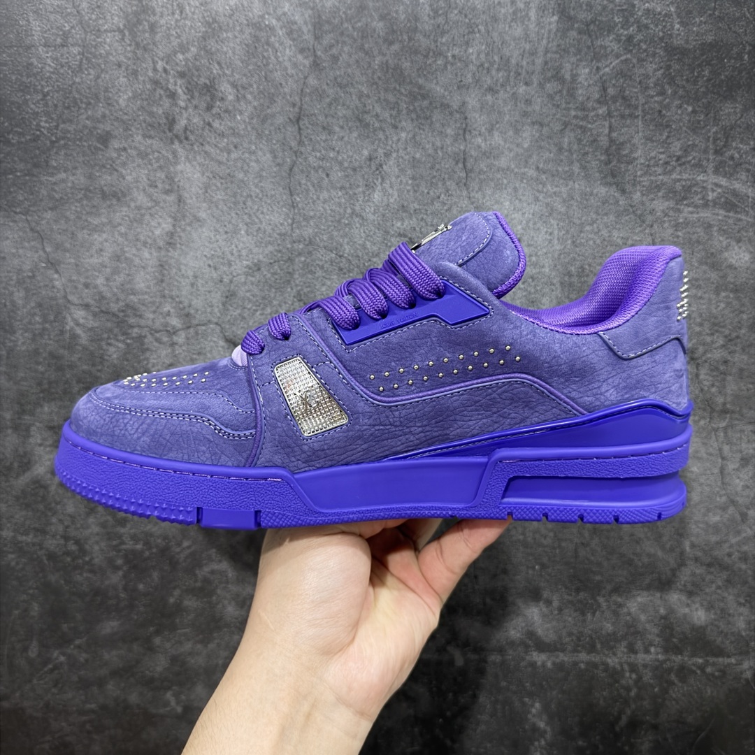 图片[2]-【顶级性价比版本】LV Trainer 紫皮铆钉 双层飞机礼盒 中高端品质 价格超值不杀猪 非市面假特价版本 广东产 顶级品质 真材实料 不偷材料 市售数一数二的好货 放眼市场同价格绝对找不到比他更好的货⚠️ 工厂长期补货 价格优势供应 所有配色均原版购入开发打造 正确原版 超高还原度 空胶工艺 各细节到位 鞋面为细柔小牛皮 厚实织物鞋带正确扣子配件 正确牛仔布料无色差 图案对版对位 白色软质荔枝皮 老花压印到位 细节 版型全都没毛病 正确鞋垫 中高端零售 杀猪这个版本没毛病 品质见实拍 无需过多文案赘述！ 尺码： 39-45-选品中心