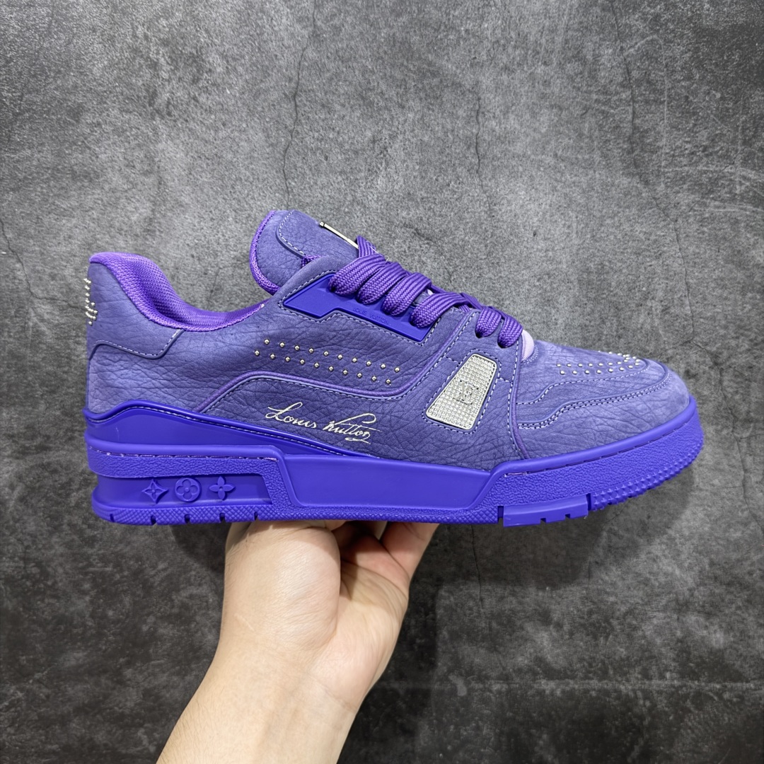 【顶级性价比版本】LV Trainer 紫皮铆钉 双层飞机礼盒 中高端品质 价格超值不杀猪 非市面假特价版本 广东产 顶级品质 真材实料 不偷材料 市售数一数二的好货 放眼市场同价格绝对找不到比他更好的货⚠️ 工厂长期补货 价格优势供应 所有配色均原版购入开发打造 正确原版 超高还原度 空胶工艺 各细节到位 鞋面为细柔小牛皮 厚实织物鞋带正确扣子配件 正确牛仔布料无色差 图案对版对位 白色软质荔枝皮 老花压印到位 细节 版型全都没毛病 正确鞋垫 中高端零售 杀猪这个版本没毛病 品质见实拍 无需过多文案赘述! 尺码: 39-45-选品中心