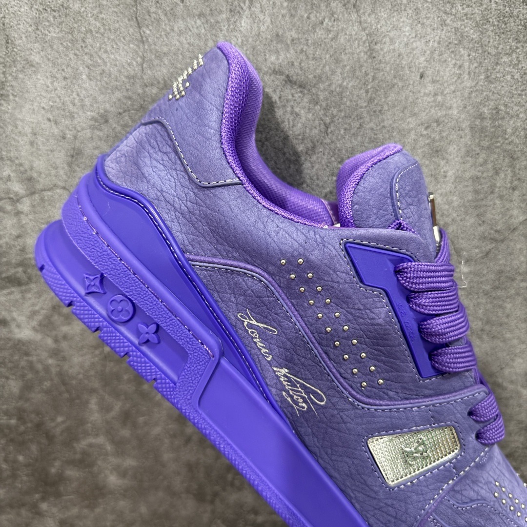 图片[7]-【顶级性价比版本】LV Trainer 紫皮铆钉 双层飞机礼盒 中高端品质 价格超值不杀猪 非市面假特价版本 广东产 顶级品质 真材实料 不偷材料 市售数一数二的好货 放眼市场同价格绝对找不到比他更好的货⚠️ 工厂长期补货 价格优势供应 所有配色均原版购入开发打造 正确原版 超高还原度 空胶工艺 各细节到位 鞋面为细柔小牛皮 厚实织物鞋带正确扣子配件 正确牛仔布料无色差 图案对版对位 白色软质荔枝皮 老花压印到位 细节 版型全都没毛病 正确鞋垫 中高端零售 杀猪这个版本没毛病 品质见实拍 无需过多文案赘述！ 尺码： 39-45-选品中心