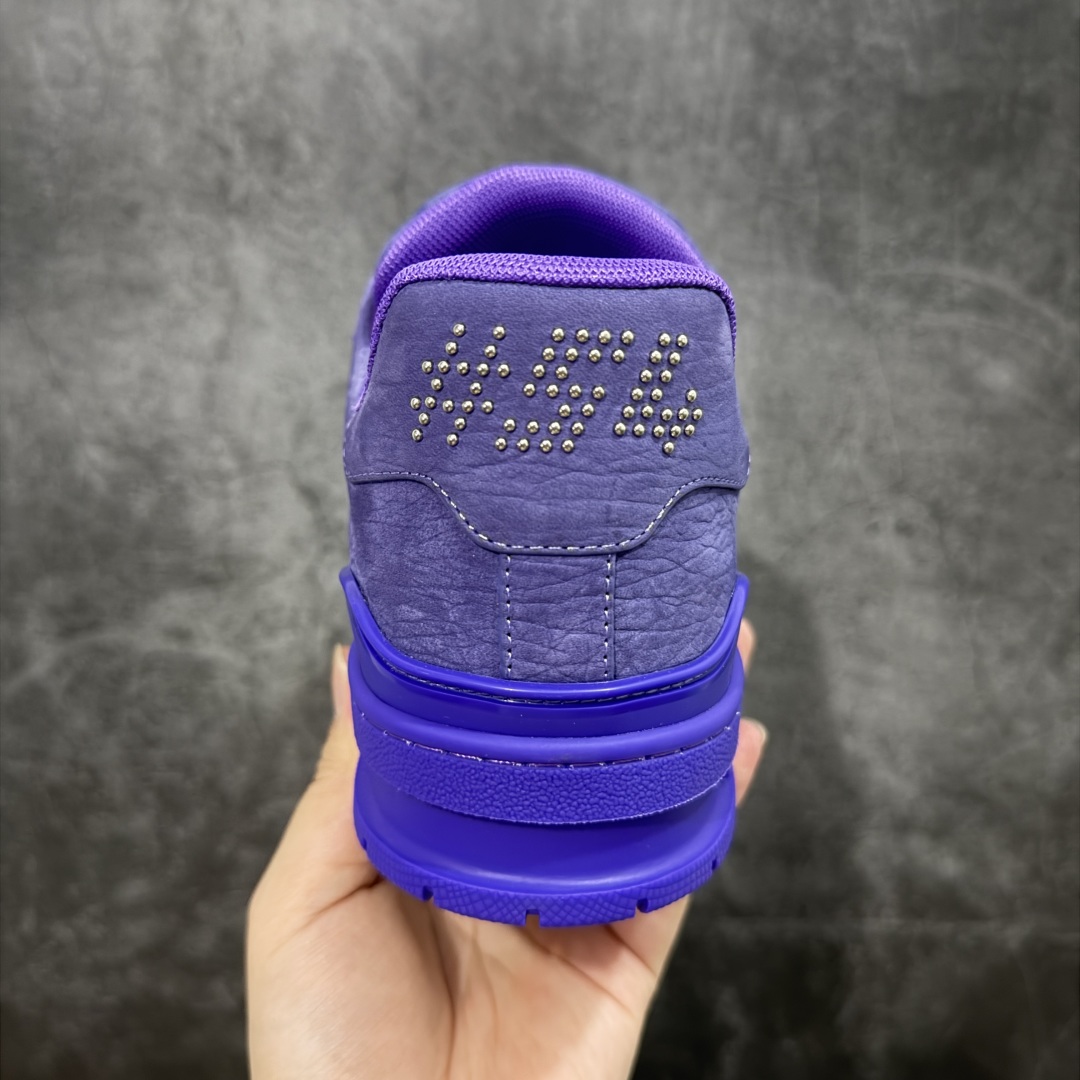 图片[4]-【顶级性价比版本】LV Trainer 紫皮铆钉 双层飞机礼盒 中高端品质 价格超值不杀猪 非市面假特价版本 广东产 顶级品质 真材实料 不偷材料 市售数一数二的好货 放眼市场同价格绝对找不到比他更好的货⚠️ 工厂长期补货 价格优势供应 所有配色均原版购入开发打造 正确原版 超高还原度 空胶工艺 各细节到位 鞋面为细柔小牛皮 厚实织物鞋带正确扣子配件 正确牛仔布料无色差 图案对版对位 白色软质荔枝皮 老花压印到位 细节 版型全都没毛病 正确鞋垫 中高端零售 杀猪这个版本没毛病 品质见实拍 无需过多文案赘述！ 尺码： 39-45-选品中心