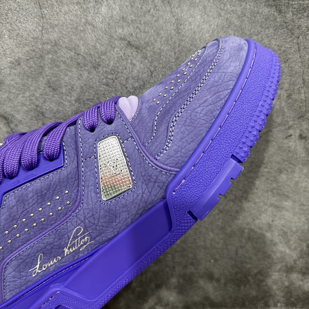 图片[6]-【顶级性价比版本】LV Trainer 紫皮铆钉 双层飞机礼盒 中高端品质 价格超值不杀猪 非市面假特价版本 广东产 顶级品质 真材实料 不偷材料 市售数一数二的好货 放眼市场同价格绝对找不到比他更好的货⚠️ 工厂长期补货 价格优势供应 所有配色均原版购入开发打造 正确原版 超高还原度 空胶工艺 各细节到位 鞋面为细柔小牛皮 厚实织物鞋带正确扣子配件 正确牛仔布料无色差 图案对版对位 白色软质荔枝皮 老花压印到位 细节 版型全都没毛病 正确鞋垫 中高端零售 杀猪这个版本没毛病 品质见实拍 无需过多文案赘述！ 尺码： 39-45-选品中心