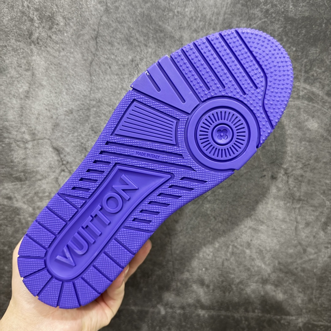 图片[9]-【顶级性价比版本】LV Trainer 紫皮铆钉 双层飞机礼盒 中高端品质 价格超值不杀猪 非市面假特价版本 广东产 顶级品质 真材实料 不偷材料 市售数一数二的好货 放眼市场同价格绝对找不到比他更好的货⚠️ 工厂长期补货 价格优势供应 所有配色均原版购入开发打造 正确原版 超高还原度 空胶工艺 各细节到位 鞋面为细柔小牛皮 厚实织物鞋带正确扣子配件 正确牛仔布料无色差 图案对版对位 白色软质荔枝皮 老花压印到位 细节 版型全都没毛病 正确鞋垫 中高端零售 杀猪这个版本没毛病 品质见实拍 无需过多文案赘述！ 尺码： 39-45-选品中心