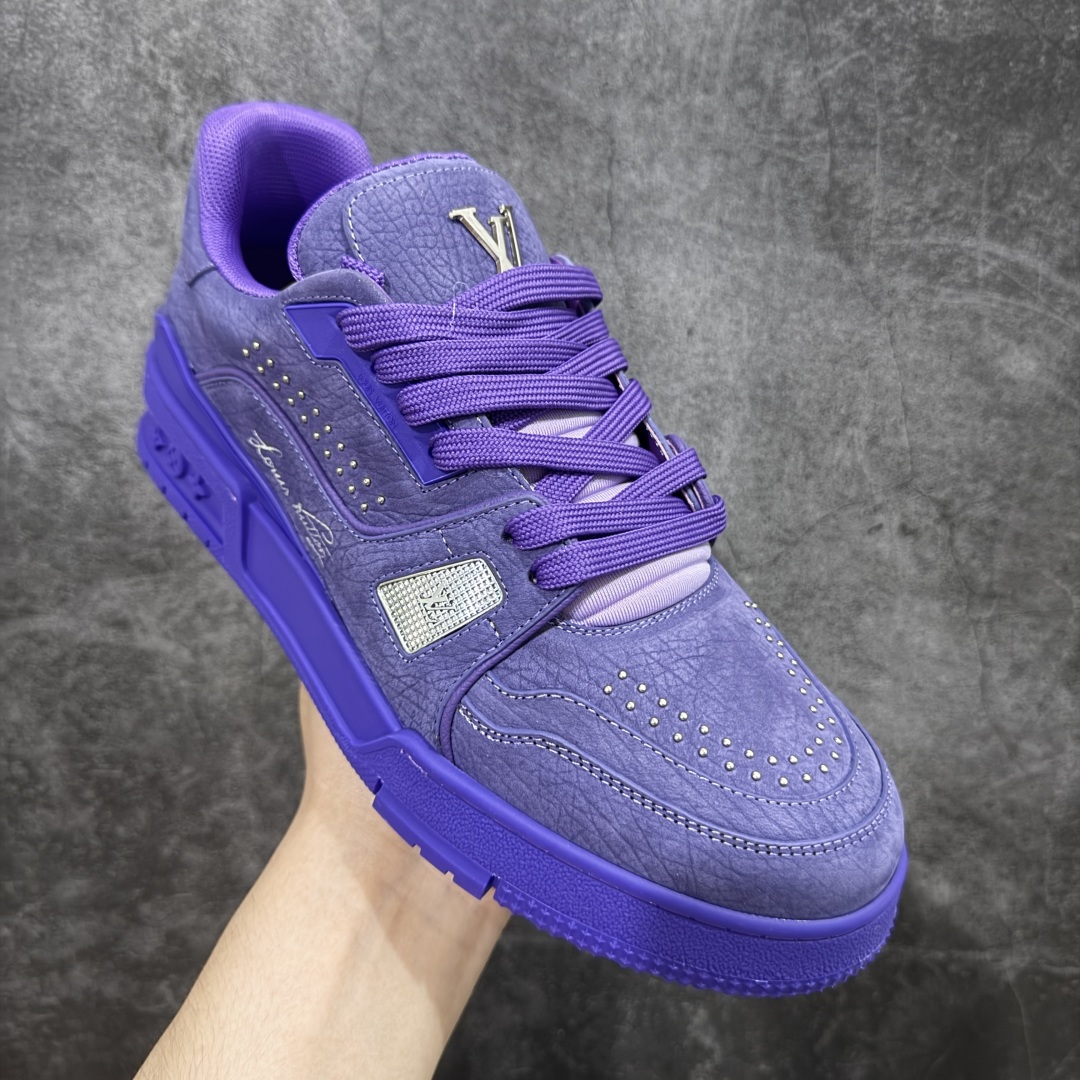 图片[3]-【顶级性价比版本】LV Trainer 紫皮铆钉 双层飞机礼盒 中高端品质 价格超值不杀猪 非市面假特价版本 广东产 顶级品质 真材实料 不偷材料 市售数一数二的好货 放眼市场同价格绝对找不到比他更好的货⚠️ 工厂长期补货 价格优势供应 所有配色均原版购入开发打造 正确原版 超高还原度 空胶工艺 各细节到位 鞋面为细柔小牛皮 厚实织物鞋带正确扣子配件 正确牛仔布料无色差 图案对版对位 白色软质荔枝皮 老花压印到位 细节 版型全都没毛病 正确鞋垫 中高端零售 杀猪这个版本没毛病 品质见实拍 无需过多文案赘述！ 尺码： 39-45-选品中心