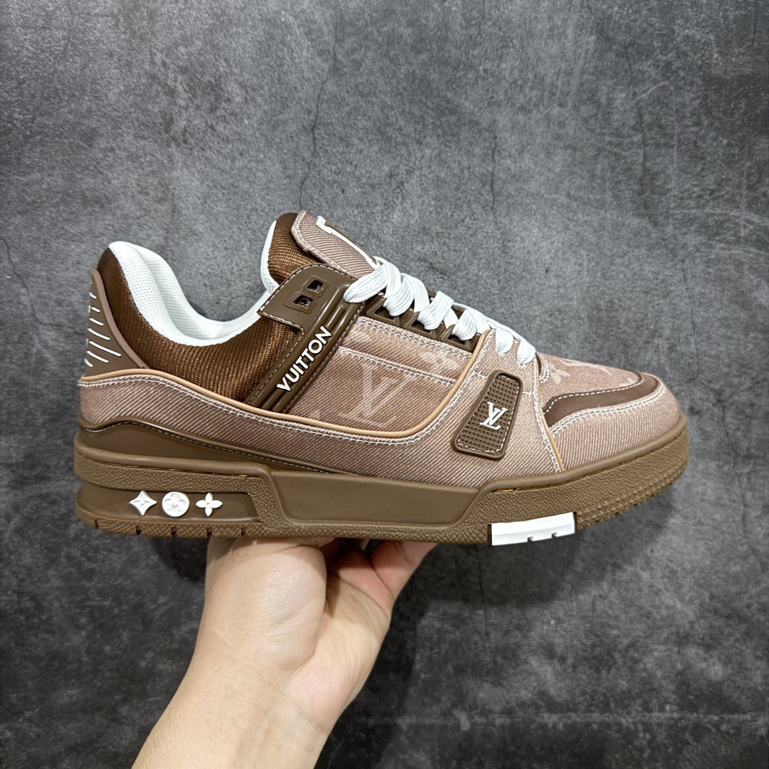 【顶级性价比版本】LV Trainer 棕印花 双层飞机礼盒 中高端品质 价格超值不杀猪 非市面假特价版本 广东产 顶级品质 真材实料 不偷材料 市售数一数二的好货 放眼市场同价格绝对找不到比他更好的货⚠️ 工厂长期补货 价格优势供应 所有配色均原版购入开发打造 正确原版 超高还原度 空胶工艺 各细节到位 鞋面为细柔小牛皮 厚实织物鞋带正确扣子配件 正确牛仔布料无色差 图案对版对位 白色软质荔枝皮 老花压印到位 细节 版型全都没毛病 正确鞋垫 中高端零售 杀猪这个版本没毛病 品质见实拍 无需过多文案赘述! 尺码: 39-45-选品中心