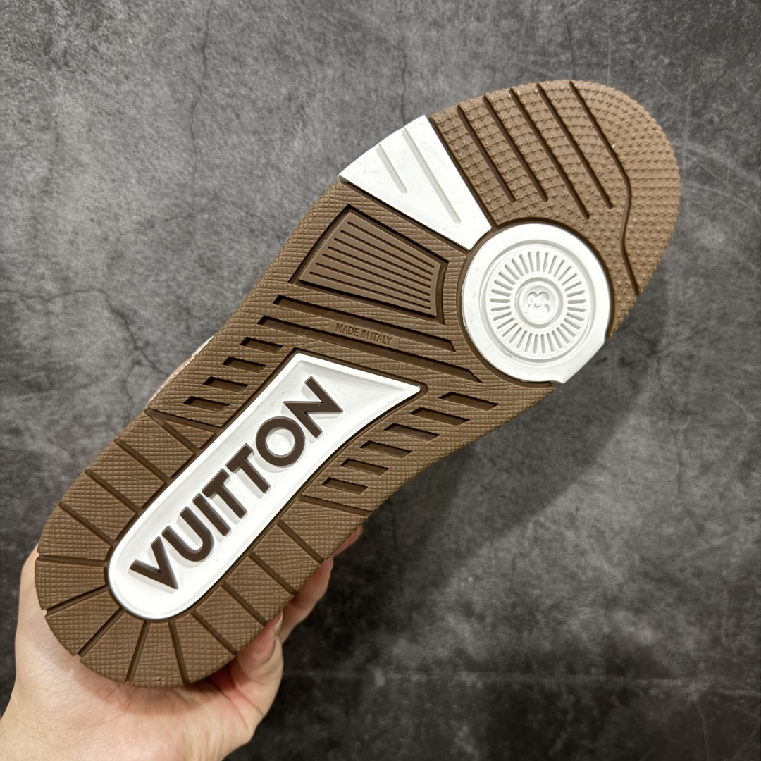 图片[9]-【顶级性价比版本】LV Trainer 棕印花 双层飞机礼盒 中高端品质 价格超值不杀猪 非市面假特价版本 广东产 顶级品质 真材实料 不偷材料 市售数一数二的好货 放眼市场同价格绝对找不到比他更好的货⚠️ 工厂长期补货 价格优势供应 所有配色均原版购入开发打造 正确原版 超高还原度 空胶工艺 各细节到位 鞋面为细柔小牛皮 厚实织物鞋带正确扣子配件 正确牛仔布料无色差 图案对版对位 白色软质荔枝皮 老花压印到位 细节 版型全都没毛病 正确鞋垫 中高端零售 杀猪这个版本没毛病 品质见实拍 无需过多文案赘述！ 尺码： 39-45-选品中心