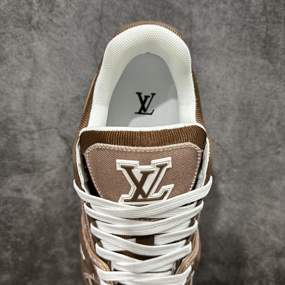 图片[8]-【顶级性价比版本】LV Trainer 棕印花 双层飞机礼盒 中高端品质 价格超值不杀猪 非市面假特价版本 广东产 顶级品质 真材实料 不偷材料 市售数一数二的好货 放眼市场同价格绝对找不到比他更好的货⚠️ 工厂长期补货 价格优势供应 所有配色均原版购入开发打造 正确原版 超高还原度 空胶工艺 各细节到位 鞋面为细柔小牛皮 厚实织物鞋带正确扣子配件 正确牛仔布料无色差 图案对版对位 白色软质荔枝皮 老花压印到位 细节 版型全都没毛病 正确鞋垫 中高端零售 杀猪这个版本没毛病 品质见实拍 无需过多文案赘述！ 尺码： 39-45-选品中心