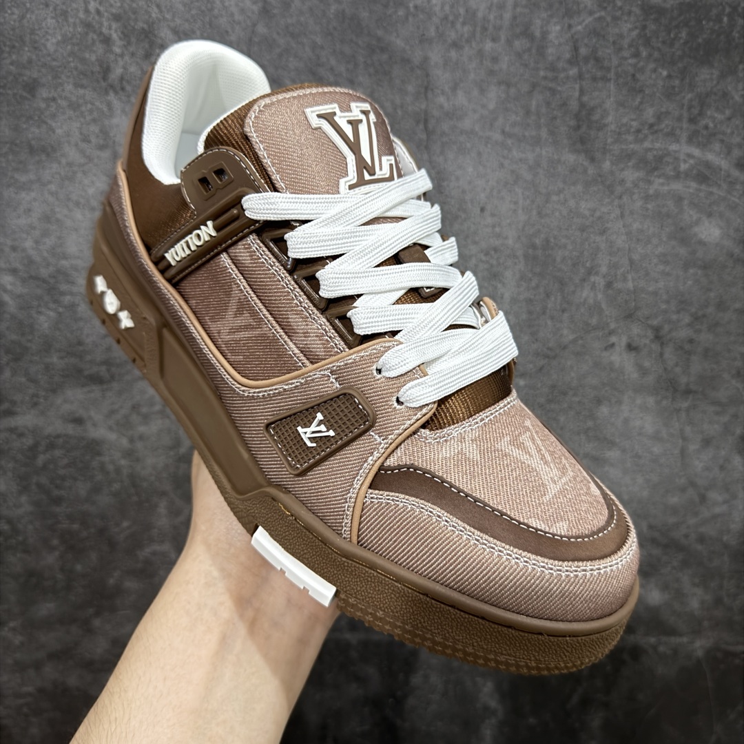 图片[3]-【顶级性价比版本】LV Trainer 棕印花 双层飞机礼盒 中高端品质 价格超值不杀猪 非市面假特价版本 广东产 顶级品质 真材实料 不偷材料 市售数一数二的好货 放眼市场同价格绝对找不到比他更好的货⚠️ 工厂长期补货 价格优势供应 所有配色均原版购入开发打造 正确原版 超高还原度 空胶工艺 各细节到位 鞋面为细柔小牛皮 厚实织物鞋带正确扣子配件 正确牛仔布料无色差 图案对版对位 白色软质荔枝皮 老花压印到位 细节 版型全都没毛病 正确鞋垫 中高端零售 杀猪这个版本没毛病 品质见实拍 无需过多文案赘述！ 尺码： 39-45-选品中心