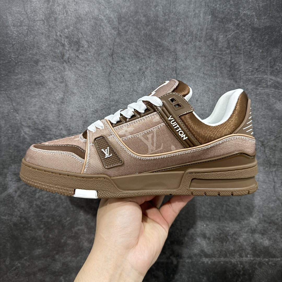 图片[2]-【顶级性价比版本】LV Trainer 棕印花 双层飞机礼盒 中高端品质 价格超值不杀猪 非市面假特价版本 广东产 顶级品质 真材实料 不偷材料 市售数一数二的好货 放眼市场同价格绝对找不到比他更好的货⚠️ 工厂长期补货 价格优势供应 所有配色均原版购入开发打造 正确原版 超高还原度 空胶工艺 各细节到位 鞋面为细柔小牛皮 厚实织物鞋带正确扣子配件 正确牛仔布料无色差 图案对版对位 白色软质荔枝皮 老花压印到位 细节 版型全都没毛病 正确鞋垫 中高端零售 杀猪这个版本没毛病 品质见实拍 无需过多文案赘述！ 尺码： 39-45-选品中心