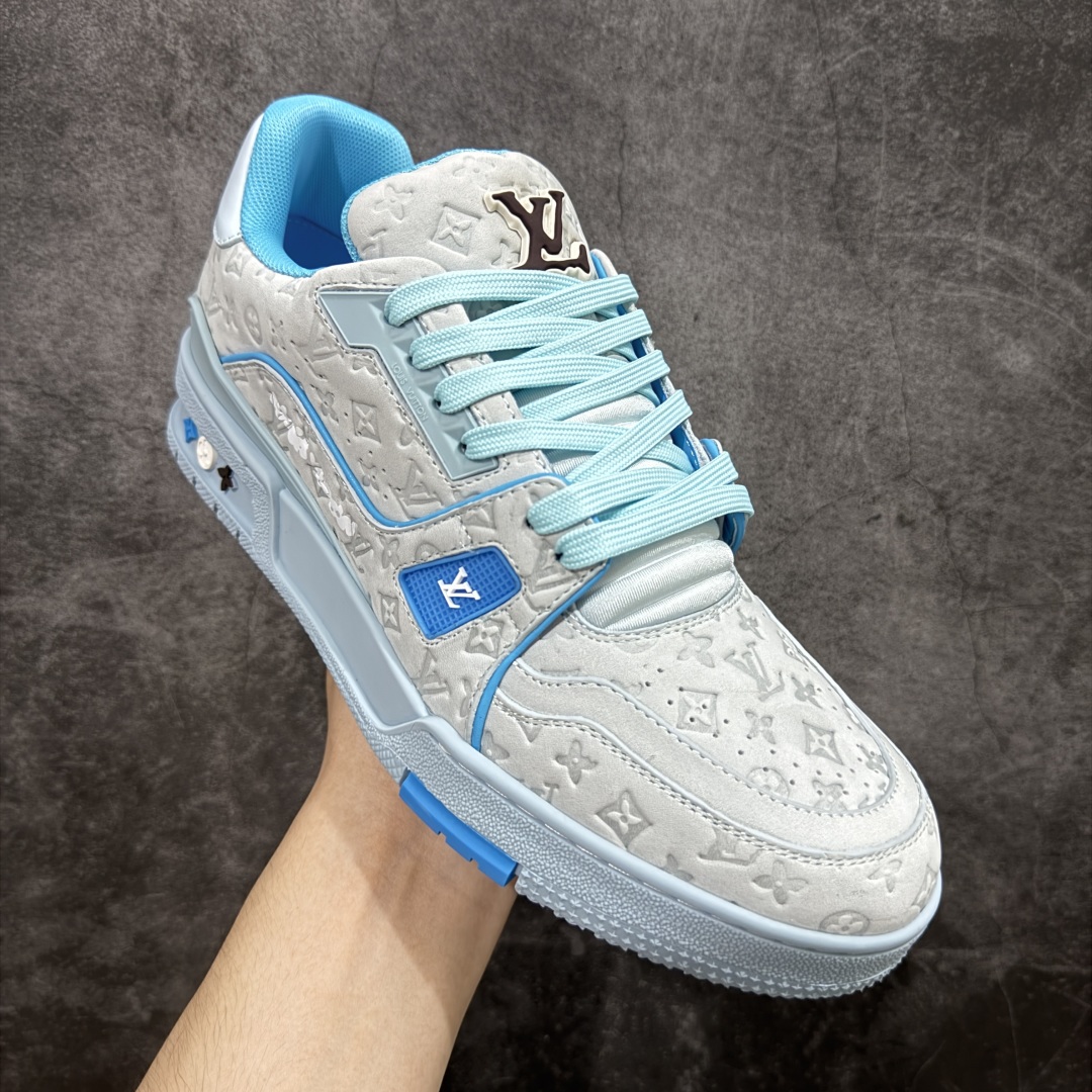 图片[3]-【顶级性价比版本】LV Trainer 蓝磨砂印花 双层飞机礼盒 中高端品质 价格超值不杀猪 非市面假特价版本 广东产 顶级品质 真材实料 不偷材料 市售数一数二的好货 放眼市场同价格绝对找不到比他更好的货⚠️ 工厂长期补货 价格优势供应 所有配色均原版购入开发打造 正确原版 超高还原度 空胶工艺 各细节到位 鞋面为细柔小牛皮 厚实织物鞋带正确扣子配件 正确牛仔布料无色差 图案对版对位 白色软质荔枝皮 老花压印到位 细节 版型全都没毛病 正确鞋垫 中高端零售 杀猪这个版本没毛病 品质见实拍 无需过多文案赘述！ 尺码： 35-45-选品中心