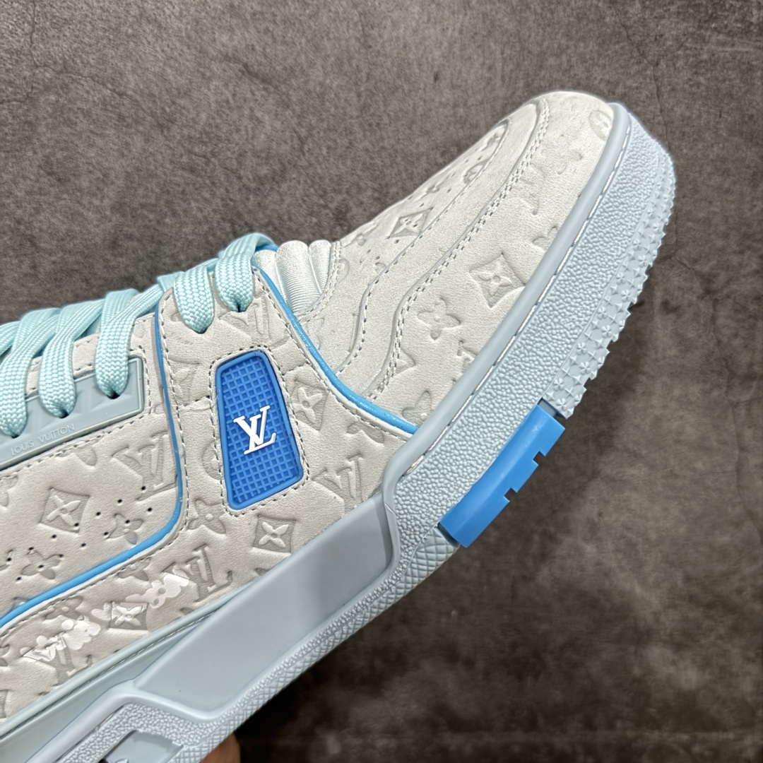 图片[6]-【顶级性价比版本】LV Trainer 蓝磨砂印花 双层飞机礼盒 中高端品质 价格超值不杀猪 非市面假特价版本 广东产 顶级品质 真材实料 不偷材料 市售数一数二的好货 放眼市场同价格绝对找不到比他更好的货⚠️ 工厂长期补货 价格优势供应 所有配色均原版购入开发打造 正确原版 超高还原度 空胶工艺 各细节到位 鞋面为细柔小牛皮 厚实织物鞋带正确扣子配件 正确牛仔布料无色差 图案对版对位 白色软质荔枝皮 老花压印到位 细节 版型全都没毛病 正确鞋垫 中高端零售 杀猪这个版本没毛病 品质见实拍 无需过多文案赘述！ 尺码： 35-45-选品中心