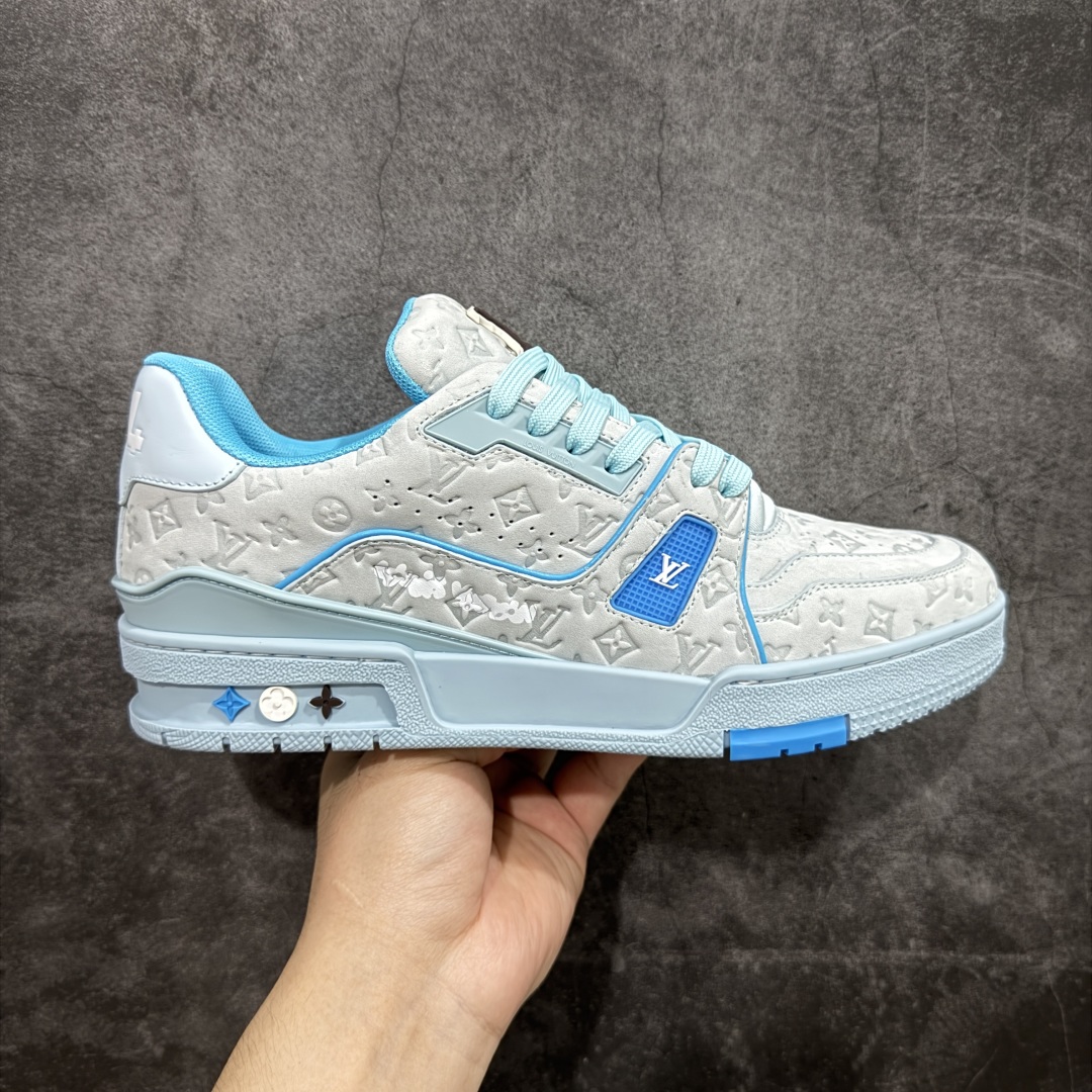 【顶级性价比版本】LV Trainer 蓝磨砂印花 双层飞机礼盒 中高端品质 价格超值不杀猪 非市面假特价版本 广东产 顶级品质 真材实料 不偷材料 市售数一数二的好货 放眼市场同价格绝对找不到比他更好的货⚠️ 工厂长期补货 价格优势供应 所有配色均原版购入开发打造 正确原版 超高还原度 空胶工艺 各细节到位 鞋面为细柔小牛皮 厚实织物鞋带正确扣子配件 正确牛仔布料无色差 图案对版对位 白色软质荔枝皮 老花压印到位 细节 版型全都没毛病 正确鞋垫 中高端零售 杀猪这个版本没毛病 品质见实拍 无需过多文案赘述! 尺码: 35-45-选品中心