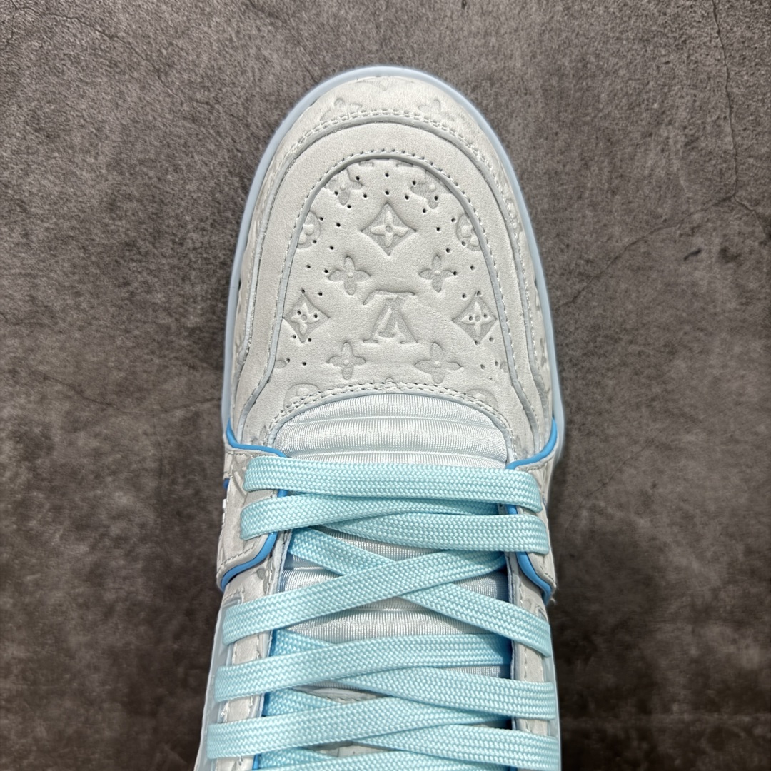 图片[5]-【顶级性价比版本】LV Trainer 蓝磨砂印花 双层飞机礼盒 中高端品质 价格超值不杀猪 非市面假特价版本 广东产 顶级品质 真材实料 不偷材料 市售数一数二的好货 放眼市场同价格绝对找不到比他更好的货⚠️ 工厂长期补货 价格优势供应 所有配色均原版购入开发打造 正确原版 超高还原度 空胶工艺 各细节到位 鞋面为细柔小牛皮 厚实织物鞋带正确扣子配件 正确牛仔布料无色差 图案对版对位 白色软质荔枝皮 老花压印到位 细节 版型全都没毛病 正确鞋垫 中高端零售 杀猪这个版本没毛病 品质见实拍 无需过多文案赘述！ 尺码： 35-45-选品中心