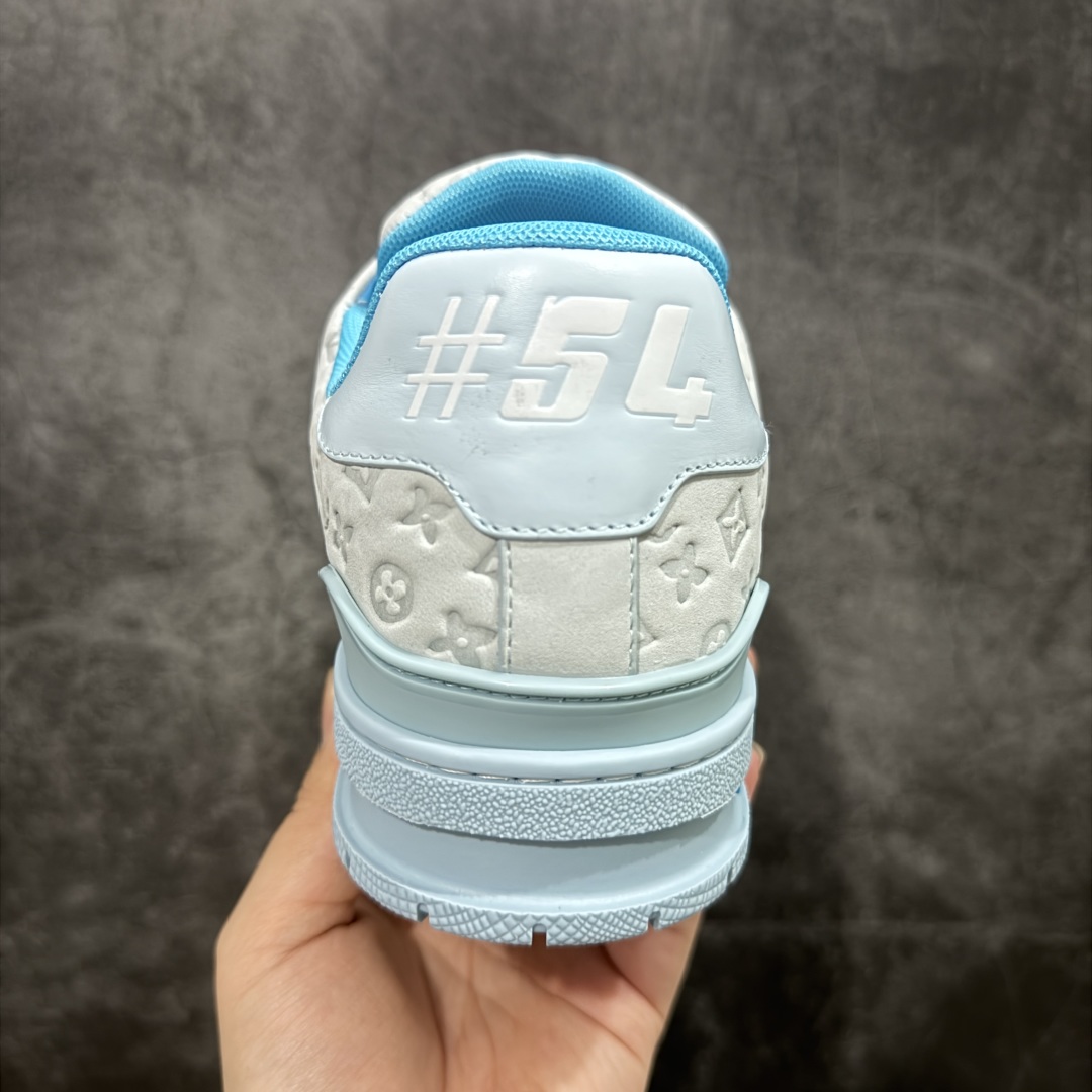 图片[4]-【顶级性价比版本】LV Trainer 蓝磨砂印花 双层飞机礼盒 中高端品质 价格超值不杀猪 非市面假特价版本 广东产 顶级品质 真材实料 不偷材料 市售数一数二的好货 放眼市场同价格绝对找不到比他更好的货⚠️ 工厂长期补货 价格优势供应 所有配色均原版购入开发打造 正确原版 超高还原度 空胶工艺 各细节到位 鞋面为细柔小牛皮 厚实织物鞋带正确扣子配件 正确牛仔布料无色差 图案对版对位 白色软质荔枝皮 老花压印到位 细节 版型全都没毛病 正确鞋垫 中高端零售 杀猪这个版本没毛病 品质见实拍 无需过多文案赘述！ 尺码： 35-45-选品中心