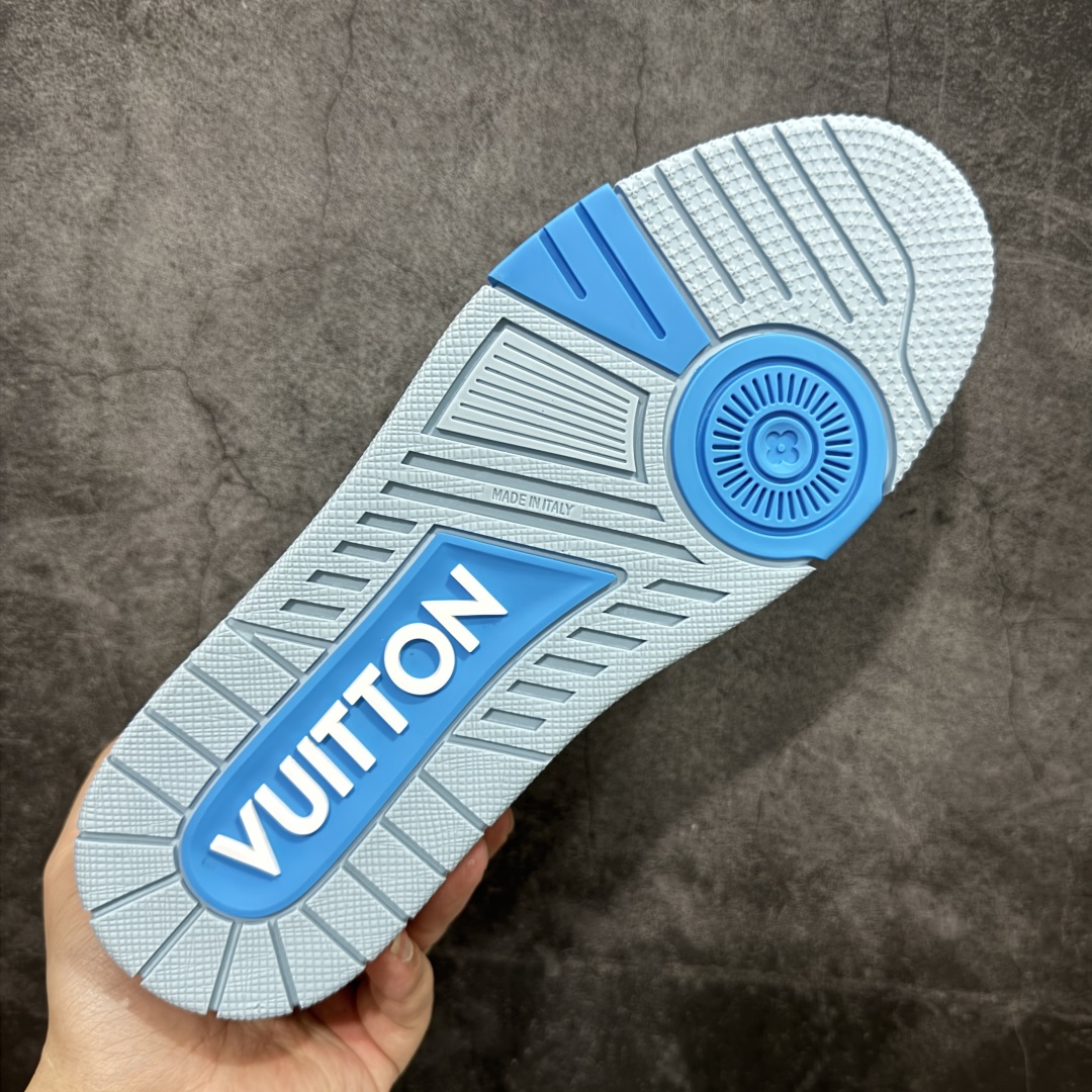 图片[9]-【顶级性价比版本】LV Trainer 蓝磨砂印花 双层飞机礼盒 中高端品质 价格超值不杀猪 非市面假特价版本 广东产 顶级品质 真材实料 不偷材料 市售数一数二的好货 放眼市场同价格绝对找不到比他更好的货⚠️ 工厂长期补货 价格优势供应 所有配色均原版购入开发打造 正确原版 超高还原度 空胶工艺 各细节到位 鞋面为细柔小牛皮 厚实织物鞋带正确扣子配件 正确牛仔布料无色差 图案对版对位 白色软质荔枝皮 老花压印到位 细节 版型全都没毛病 正确鞋垫 中高端零售 杀猪这个版本没毛病 品质见实拍 无需过多文案赘述！ 尺码： 35-45-选品中心