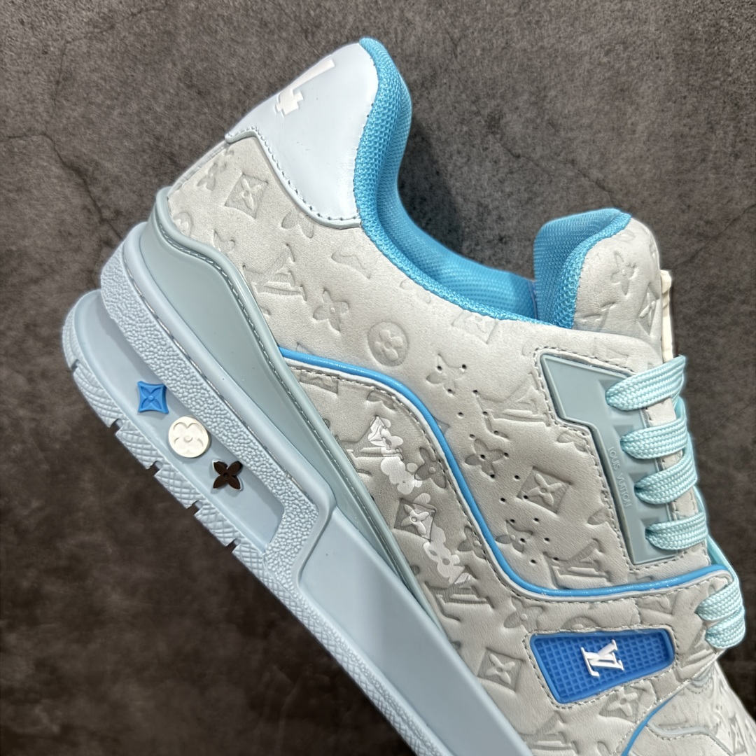 图片[7]-【顶级性价比版本】LV Trainer 蓝磨砂印花 双层飞机礼盒 中高端品质 价格超值不杀猪 非市面假特价版本 广东产 顶级品质 真材实料 不偷材料 市售数一数二的好货 放眼市场同价格绝对找不到比他更好的货⚠️ 工厂长期补货 价格优势供应 所有配色均原版购入开发打造 正确原版 超高还原度 空胶工艺 各细节到位 鞋面为细柔小牛皮 厚实织物鞋带正确扣子配件 正确牛仔布料无色差 图案对版对位 白色软质荔枝皮 老花压印到位 细节 版型全都没毛病 正确鞋垫 中高端零售 杀猪这个版本没毛病 品质见实拍 无需过多文案赘述！ 尺码： 35-45-选品中心