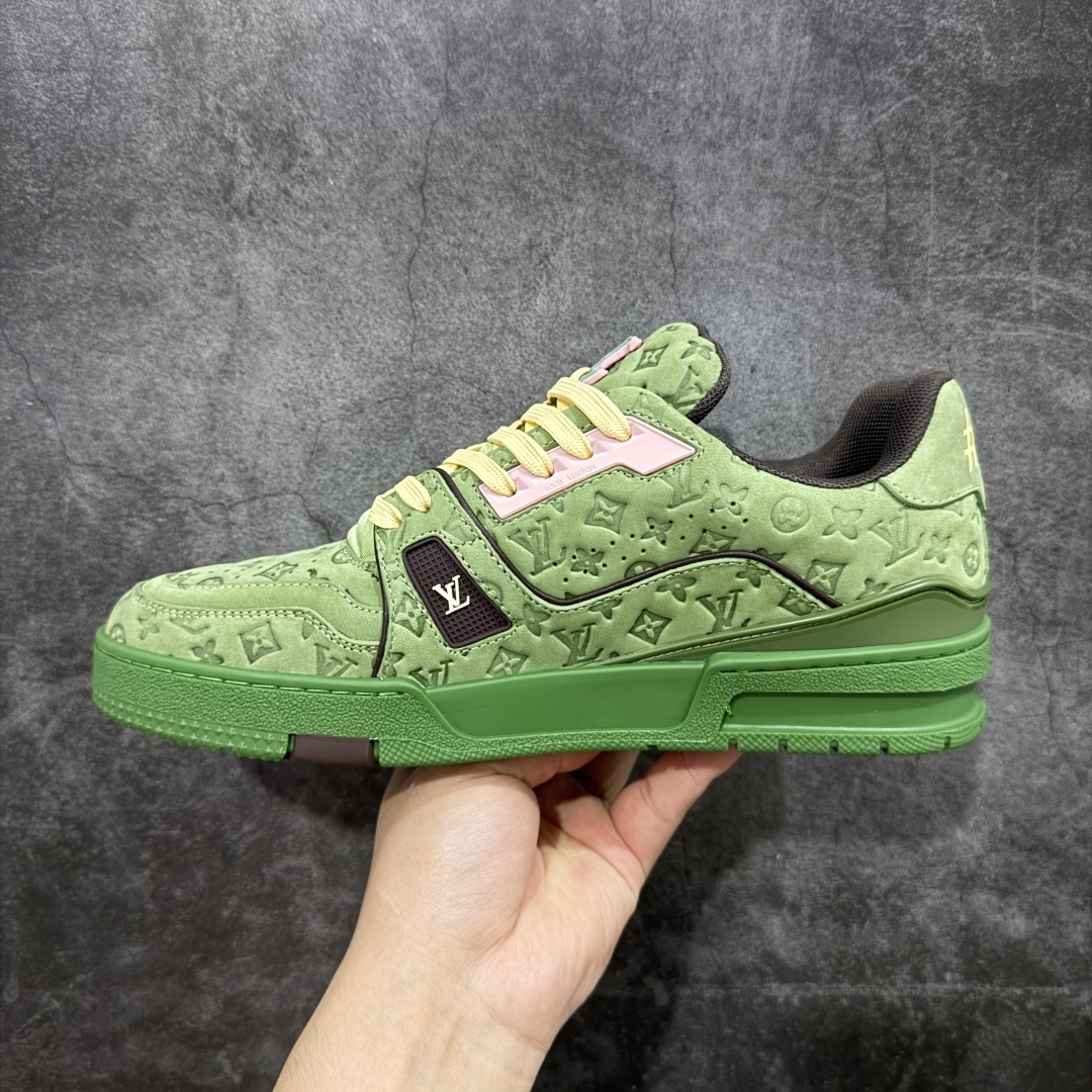 图片[2]-【顶级性价比版本】LV Trainer 牛油果绿 双层飞机礼盒 中高端品质 价格超值不杀猪 非市面假特价版本 广东产 顶级品质 真材实料 不偷材料 市售数一数二的好货 放眼市场同价格绝对找不到比他更好的货⚠️ 工厂长期补货 价格优势供应 所有配色均原版购入开发打造 正确原版 超高还原度 空胶工艺 各细节到位 鞋面为细柔小牛皮 厚实织物鞋带正确扣子配件 正确牛仔布料无色差 图案对版对位 白色软质荔枝皮 老花压印到位 细节 版型全都没毛病 正确鞋垫 中高端零售 杀猪这个版本没毛病 品质见实拍 无需过多文案赘述！ 尺码： 35-45-选品中心