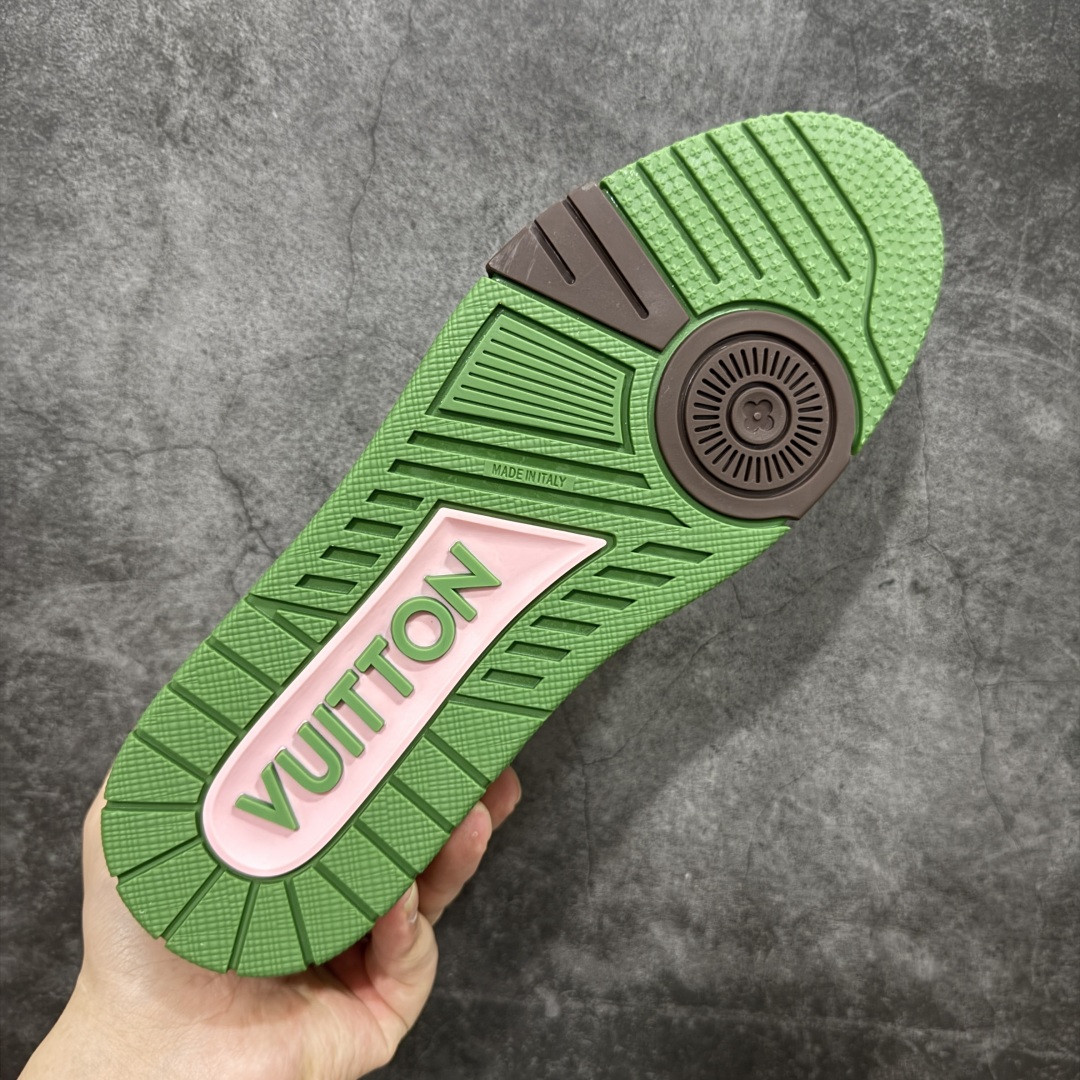 图片[9]-【顶级性价比版本】LV Trainer 牛油果绿 双层飞机礼盒 中高端品质 价格超值不杀猪 非市面假特价版本 广东产 顶级品质 真材实料 不偷材料 市售数一数二的好货 放眼市场同价格绝对找不到比他更好的货⚠️ 工厂长期补货 价格优势供应 所有配色均原版购入开发打造 正确原版 超高还原度 空胶工艺 各细节到位 鞋面为细柔小牛皮 厚实织物鞋带正确扣子配件 正确牛仔布料无色差 图案对版对位 白色软质荔枝皮 老花压印到位 细节 版型全都没毛病 正确鞋垫 中高端零售 杀猪这个版本没毛病 品质见实拍 无需过多文案赘述！ 尺码： 35-45-选品中心