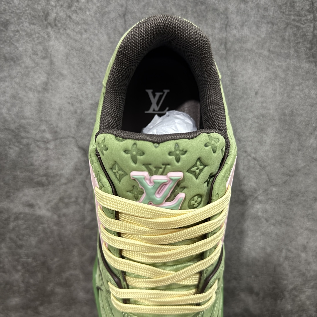 图片[8]-【顶级性价比版本】LV Trainer 牛油果绿 双层飞机礼盒 中高端品质 价格超值不杀猪 非市面假特价版本 广东产 顶级品质 真材实料 不偷材料 市售数一数二的好货 放眼市场同价格绝对找不到比他更好的货⚠️ 工厂长期补货 价格优势供应 所有配色均原版购入开发打造 正确原版 超高还原度 空胶工艺 各细节到位 鞋面为细柔小牛皮 厚实织物鞋带正确扣子配件 正确牛仔布料无色差 图案对版对位 白色软质荔枝皮 老花压印到位 细节 版型全都没毛病 正确鞋垫 中高端零售 杀猪这个版本没毛病 品质见实拍 无需过多文案赘述！ 尺码： 35-45-选品中心