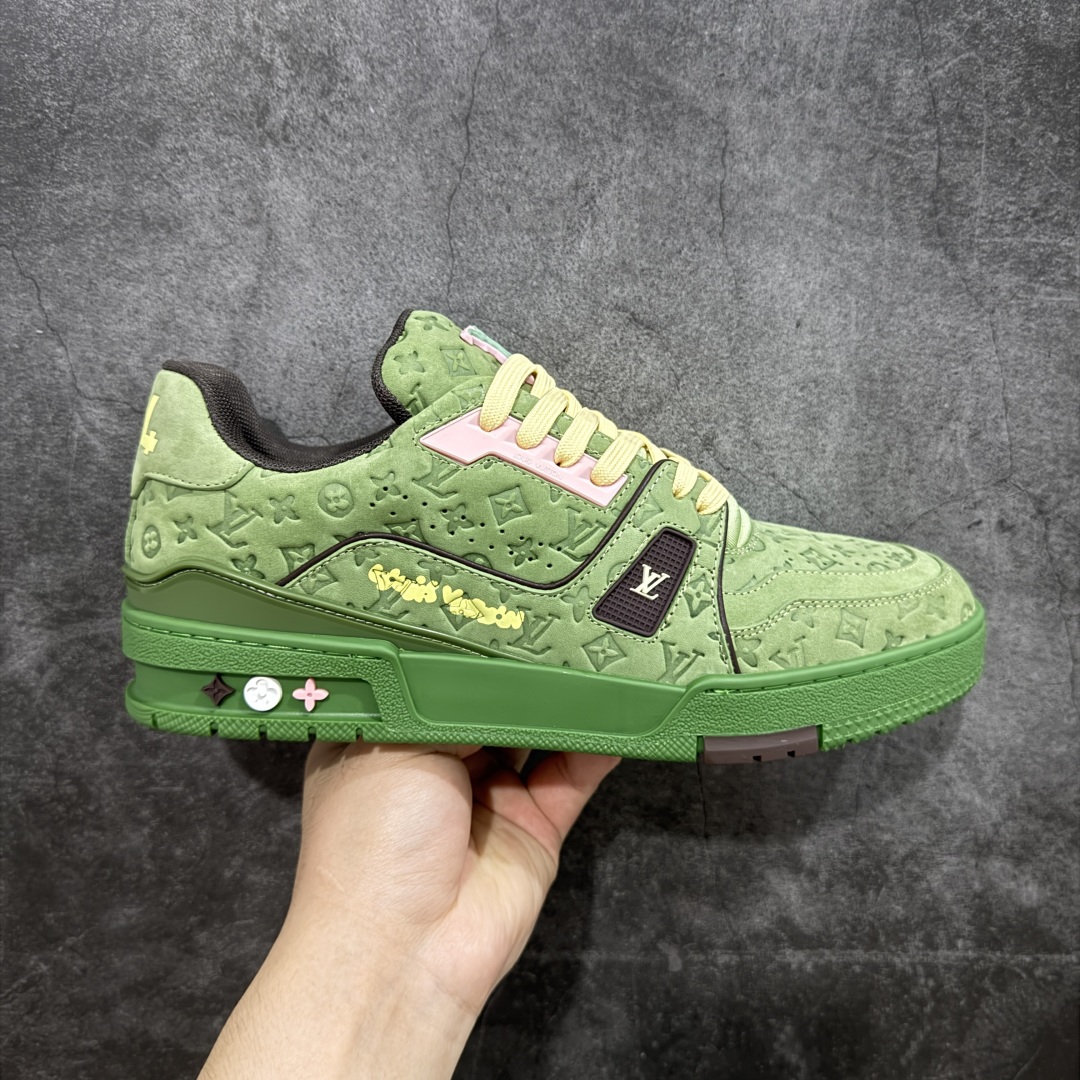 【顶级性价比版本】LV Trainer 牛油果绿 双层飞机礼盒 中高端品质 价格超值不杀猪 非市面假特价版本 广东产 顶级品质 真材实料 不偷材料 市售数一数二的好货 放眼市场同价格绝对找不到比他更好的货⚠️ 工厂长期补货 价格优势供应 所有配色均原版购入开发打造 正确原版 超高还原度 空胶工艺 各细节到位 鞋面为细柔小牛皮 厚实织物鞋带正确扣子配件 正确牛仔布料无色差 图案对版对位 白色软质荔枝皮 老花压印到位 细节 版型全都没毛病 正确鞋垫 中高端零售 杀猪这个版本没毛病 品质见实拍 无需过多文案赘述! 尺码: 35-45-选品中心