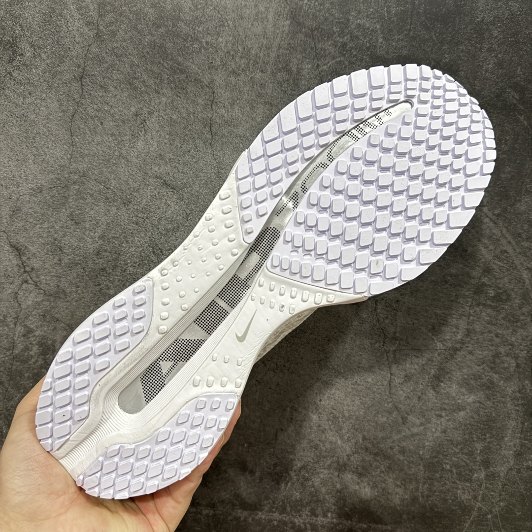 图片[9]-【S版纯原】Nike Pegasus Premium Airscape 舒适百搭减震防滑耐磨透气 低帮跑步鞋     低帮跑步鞋，白银配色，简约又不失活力，上脚超吸睛。  它不仅颜值高，性能更是一绝！  全掌气垫科技，减震防滑超耐磨，每一步都能感受到强劲回弹，给双脚舒适支撑。  透气鞋面，跑步时双脚也能自由呼吸。    #独家原包 原底原料 开模打造  #原厂鞋标 高精密准度  #原楦原纸板开发 匹配原版98%以上  #后跟弧度 正确呈现  #原厂皮料 质感无敌  #皮料切割干净 无任何毛边 清洁度细节完美    货号：HQ2592-102    尺码：35.5 36 36.5 37.5 38 38.5 39 40 40.5 41 42 42.5 43 44 45 46.5-选品中心