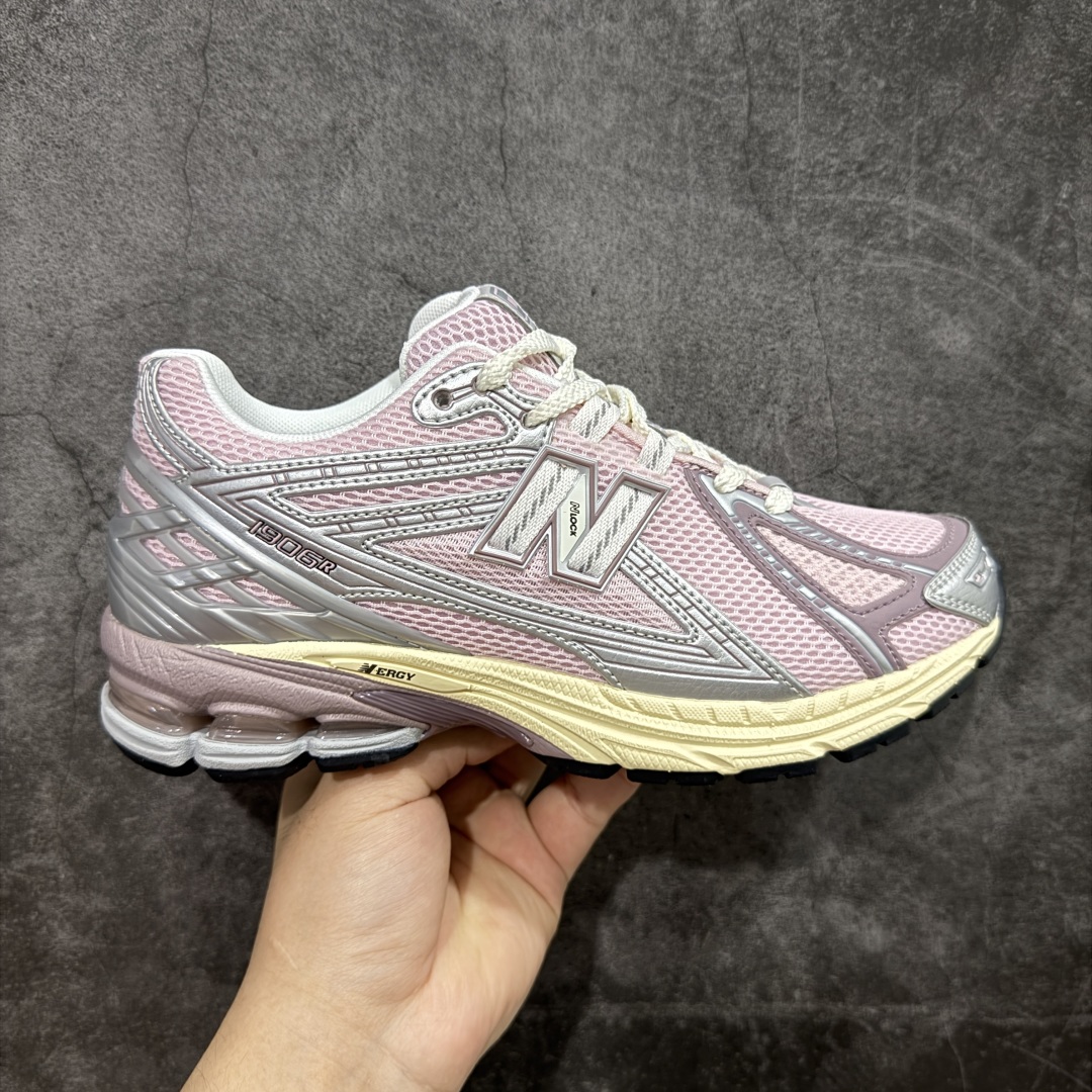 【纯原版】NB新百伦New Balance M1906R U1906RNF 系列复古老爹风休闲运动慢跑鞋 采用轻质牛剖革拼接透气网眼衬垫织物鞋面材质#T-Beam大底提供足步弓支撑,保持步态稳定#后跟搭载外露缓震胶 鞋身整体以各种深浅不一的灰色覆盖,鞋头以淡蓝色调装饰,网眼衬垫通过不规律的色块实现做旧的美感,泛黄的鞋底更是进一步增添了复古气息。 尺码:36 37 37.5 38 38.5 39.5 40 40.5 41.5 42 42.5 43 44 45 46.5-选品中心