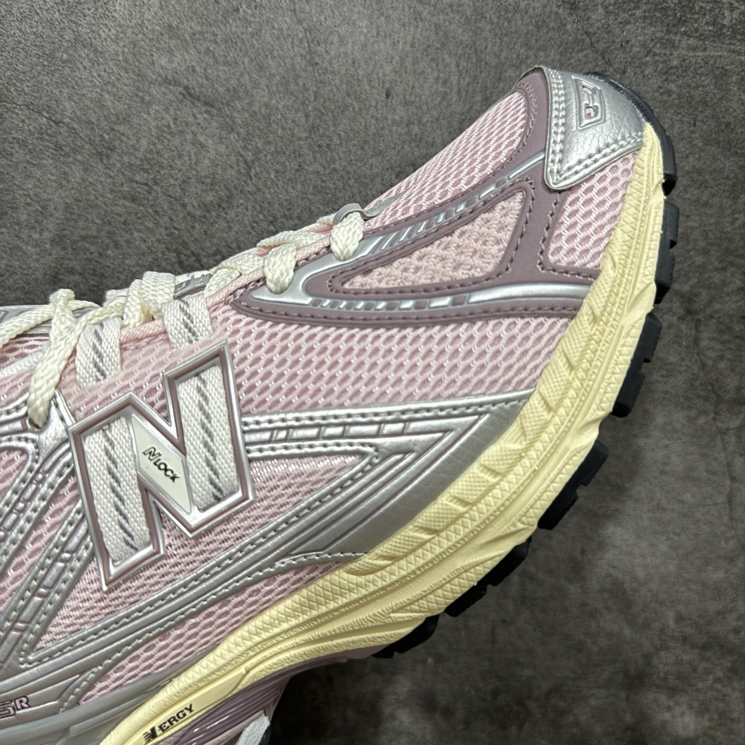 图片[6]-【纯原版】NB新百伦New Balance M1906R U1906RNF 系列复古老爹风休闲运动慢跑鞋 采用轻质牛剖革拼接透气网眼衬垫织物鞋面材质#T-Beam大底提供足步弓支撑，保持步态稳定#后跟搭载外露缓震胶 鞋身整体以各种深浅不一的灰色覆盖，鞋头以淡蓝色调装饰，网眼衬垫通过不规律的色块实现做旧的美感，泛黄的鞋底更是进一步增添了复古气息。 尺码：36 37 37.5 38 38.5 39.5 40 40.5 41.5 42 42.5 43 44 45 46.5-选品中心