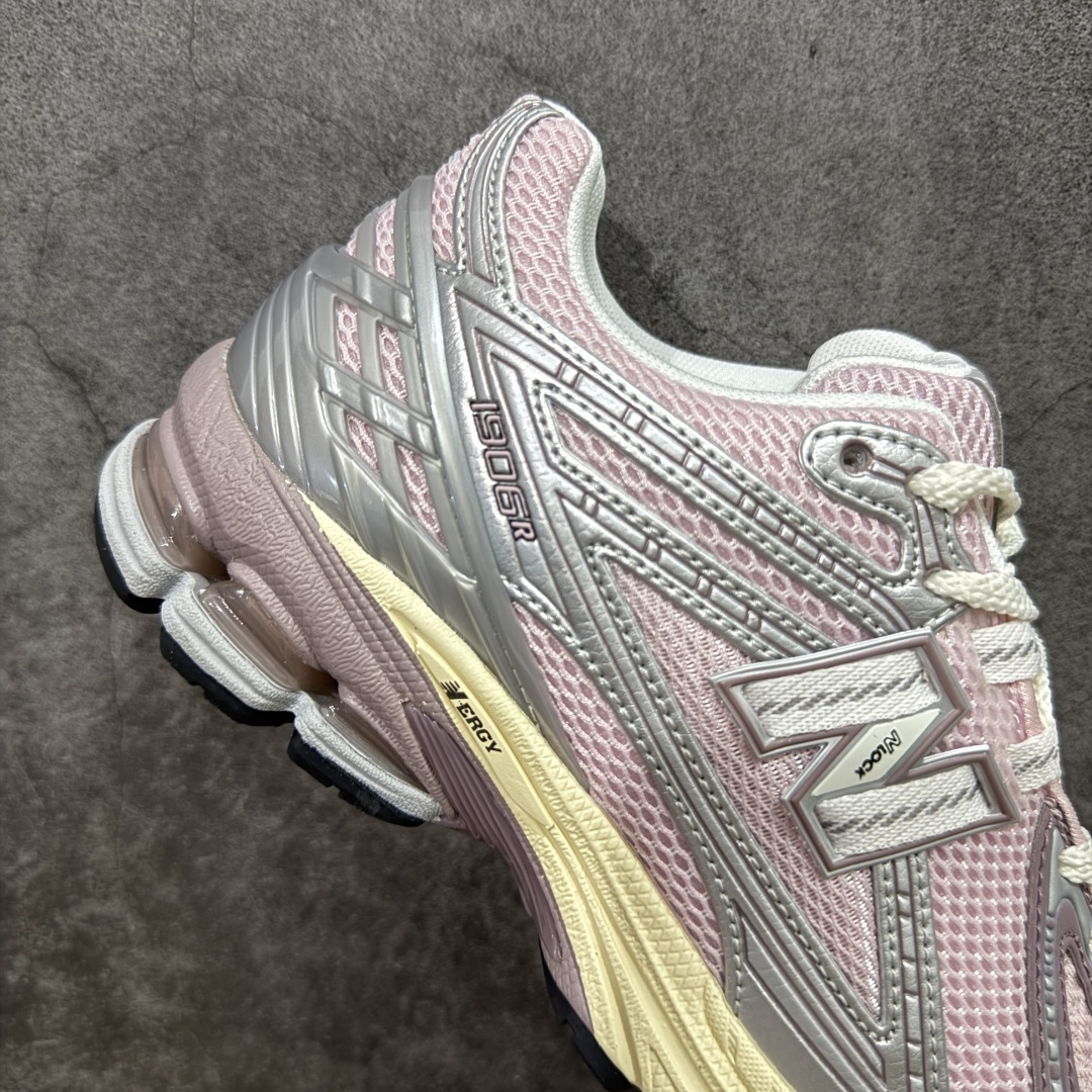 图片[7]-【纯原版】NB新百伦New Balance M1906R U1906RNF 系列复古老爹风休闲运动慢跑鞋 采用轻质牛剖革拼接透气网眼衬垫织物鞋面材质#T-Beam大底提供足步弓支撑，保持步态稳定#后跟搭载外露缓震胶 鞋身整体以各种深浅不一的灰色覆盖，鞋头以淡蓝色调装饰，网眼衬垫通过不规律的色块实现做旧的美感，泛黄的鞋底更是进一步增添了复古气息。 尺码：36 37 37.5 38 38.5 39.5 40 40.5 41.5 42 42.5 43 44 45 46.5-选品中心