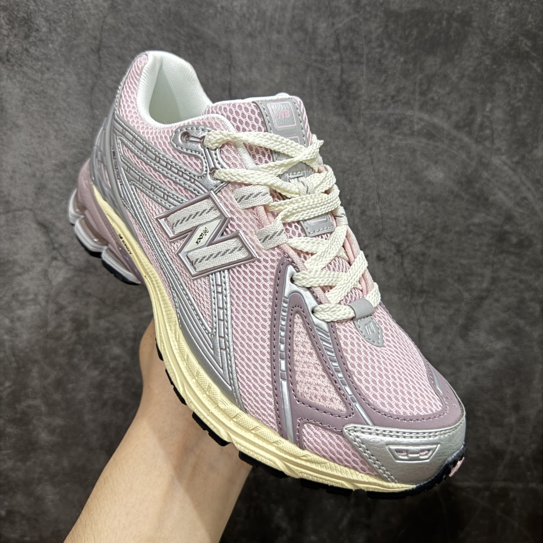 图片[3]-【纯原版】NB新百伦New Balance M1906R U1906RNF 系列复古老爹风休闲运动慢跑鞋 采用轻质牛剖革拼接透气网眼衬垫织物鞋面材质#T-Beam大底提供足步弓支撑，保持步态稳定#后跟搭载外露缓震胶 鞋身整体以各种深浅不一的灰色覆盖，鞋头以淡蓝色调装饰，网眼衬垫通过不规律的色块实现做旧的美感，泛黄的鞋底更是进一步增添了复古气息。 尺码：36 37 37.5 38 38.5 39.5 40 40.5 41.5 42 42.5 43 44 45 46.5-选品中心