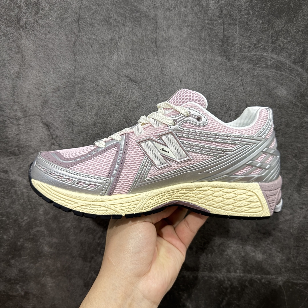 图片[2]-【纯原版】NB新百伦New Balance M1906R U1906RNF 系列复古老爹风休闲运动慢跑鞋 采用轻质牛剖革拼接透气网眼衬垫织物鞋面材质#T-Beam大底提供足步弓支撑，保持步态稳定#后跟搭载外露缓震胶 鞋身整体以各种深浅不一的灰色覆盖，鞋头以淡蓝色调装饰，网眼衬垫通过不规律的色块实现做旧的美感，泛黄的鞋底更是进一步增添了复古气息。 尺码：36 37 37.5 38 38.5 39.5 40 40.5 41.5 42 42.5 43 44 45 46.5-选品中心