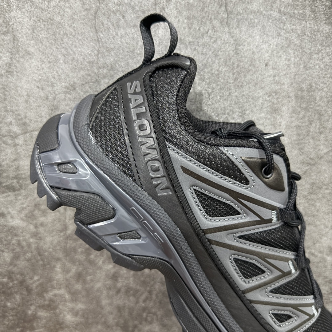 图片[7]-【PZ纯原】SALOMON XT-6 Expanse 萨洛蒙潮流越野机能户外功能鞋 黑色 417413 全新版本出货 好货不怕晚 品质 细节 材料都是肉眼可以见！ 售前售后也是其它工厂无法匹敌！ 纯原外贸平台特供订单 耗时半年巨作 全套原纸板楦头开发 原厂特供网布配套加持 确保原汁原味 完美呈现版型 原档数据独家私模五层组合大底 原装Ortholite轻量化鞋垫 中底布带钢印编号 原厂TPU锁扣 进口港宝加持 后跟自然饱满 还原公司包裹性 鞋面以“锯齿”状的包裹系统呈现 在基色底之下加入了各种色点缀 将公司的最新技术和时尚前卫的造型融入耐用的长跑款式中 鞋面由 TPU 薄膜制成 并焊接在高耐磨网眼上 使其既时尚又坚固 由 ACS底盘支撑 可增强稳定性和支撑力 以及由橡胶凸耳 Contragrip外底覆盖的 EVA 缓冲中底 旨在应对崎岖的地形 鞋舌上的彩色Salomon 标签、Quicklace 系统以及鞋头、鞋舌和鞋跟上的附加品牌使细节更加完美 让穿着者可以轻松驾驭户外与通勤下的任何运动生活场景 无缝鞋身户外随意纵横 颜值与脚感兼备 出街通勤 绝对非常吸睛 你值得拥有 尺码：36 36.5 37.5 38 38.5 39 40 40.5 41 42 42.5 43 44 44.5 45-选品中心