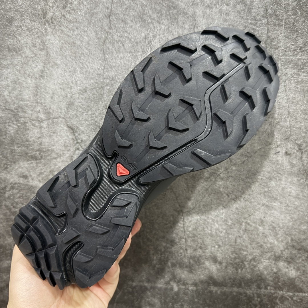 图片[9]-【PZ纯原】SALOMON XT-6 Expanse 萨洛蒙潮流越野机能户外功能鞋 黑色 417413 全新版本出货 好货不怕晚 品质 细节 材料都是肉眼可以见！ 售前售后也是其它工厂无法匹敌！ 纯原外贸平台特供订单 耗时半年巨作 全套原纸板楦头开发 原厂特供网布配套加持 确保原汁原味 完美呈现版型 原档数据独家私模五层组合大底 原装Ortholite轻量化鞋垫 中底布带钢印编号 原厂TPU锁扣 进口港宝加持 后跟自然饱满 还原公司包裹性 鞋面以“锯齿”状的包裹系统呈现 在基色底之下加入了各种色点缀 将公司的最新技术和时尚前卫的造型融入耐用的长跑款式中 鞋面由 TPU 薄膜制成 并焊接在高耐磨网眼上 使其既时尚又坚固 由 ACS底盘支撑 可增强稳定性和支撑力 以及由橡胶凸耳 Contragrip外底覆盖的 EVA 缓冲中底 旨在应对崎岖的地形 鞋舌上的彩色Salomon 标签、Quicklace 系统以及鞋头、鞋舌和鞋跟上的附加品牌使细节更加完美 让穿着者可以轻松驾驭户外与通勤下的任何运动生活场景 无缝鞋身户外随意纵横 颜值与脚感兼备 出街通勤 绝对非常吸睛 你值得拥有 尺码：36 36.5 37.5 38 38.5 39 40 40.5 41 42 42.5 43 44 44.5 45-选品中心