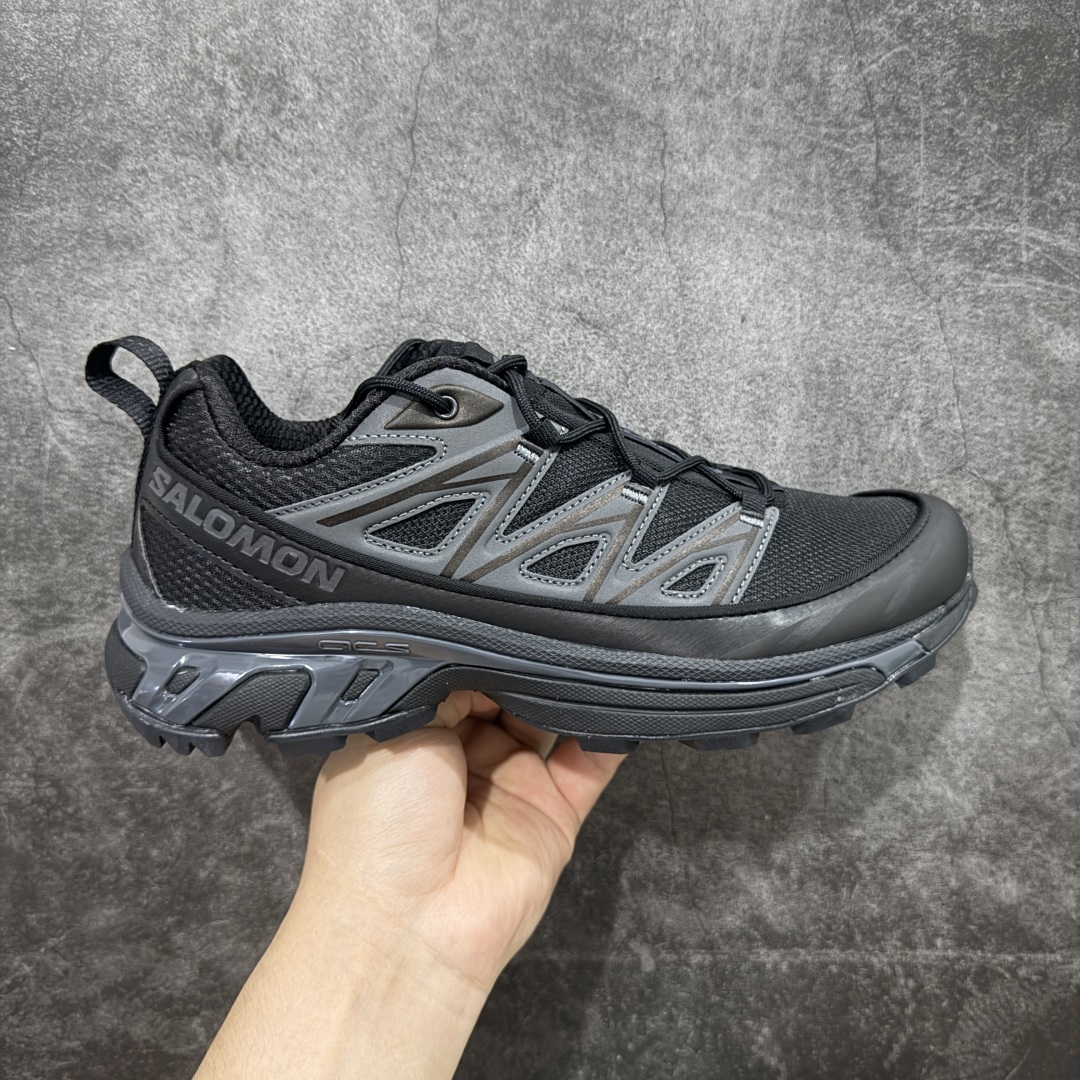 【PZ纯原】SALOMON XT-6 Expanse 萨洛蒙潮流越野机能户外功能鞋 黑色 417413 全新版本出货 好货不怕晚 品质 细节 材料都是肉眼可以见！ 售前售后也是其它工厂无法匹敌！ 纯原外贸平台特供订单 耗时半年巨作 全套原纸板楦头开发 原厂特供网布配套加持 确保原汁原味 完美呈现版型 原档数据独家私模五层组合大底 原装Ortholite轻量化鞋垫 中底布带钢印编号 原厂TPU锁扣 进口港宝加持 后跟自然饱满 还原公司包裹性 鞋面以“锯齿”状的包裹系统呈现 在基色底之下加入了各种色点缀 将公司的最新技术和时尚前卫的造型融入耐用的长跑款式中 鞋面由 TPU 薄膜制成 并焊接在高耐磨网眼上 使其既时尚又坚固 由 ACS底盘支撑 可增强稳定性和支撑力 以及由橡胶凸耳 Contragrip外底覆盖的 EVA 缓冲中底 旨在应对崎岖的地形 鞋舌上的彩色Salomon 标签、Quicklace 系统以及鞋头、鞋舌和鞋跟上的附加品牌使细节更加完美 让穿着者可以轻松驾驭户外与通勤下的任何运动生活场景 无缝鞋身户外随意纵横 颜值与脚感兼备 出街通勤 绝对非常吸睛 你值得拥有 尺码：36 36.5 37.5 38 38.5 39 40 40.5 41 42 42.5 43 44 44.5 45-选品中心