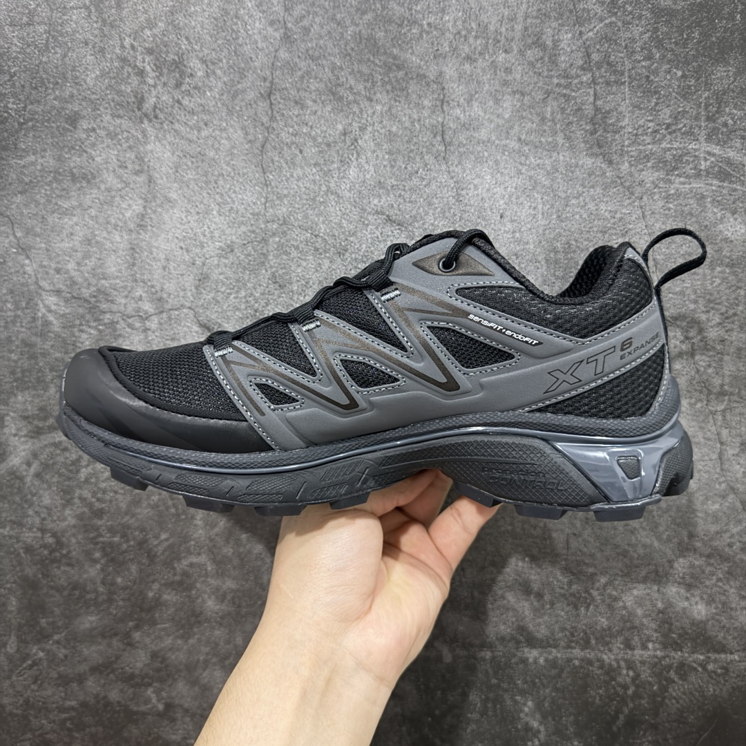 图片[2]-【PZ纯原】SALOMON XT-6 Expanse 萨洛蒙潮流越野机能户外功能鞋 黑色 417413 全新版本出货 好货不怕晚 品质 细节 材料都是肉眼可以见！ 售前售后也是其它工厂无法匹敌！ 纯原外贸平台特供订单 耗时半年巨作 全套原纸板楦头开发 原厂特供网布配套加持 确保原汁原味 完美呈现版型 原档数据独家私模五层组合大底 原装Ortholite轻量化鞋垫 中底布带钢印编号 原厂TPU锁扣 进口港宝加持 后跟自然饱满 还原公司包裹性 鞋面以“锯齿”状的包裹系统呈现 在基色底之下加入了各种色点缀 将公司的最新技术和时尚前卫的造型融入耐用的长跑款式中 鞋面由 TPU 薄膜制成 并焊接在高耐磨网眼上 使其既时尚又坚固 由 ACS底盘支撑 可增强稳定性和支撑力 以及由橡胶凸耳 Contragrip外底覆盖的 EVA 缓冲中底 旨在应对崎岖的地形 鞋舌上的彩色Salomon 标签、Quicklace 系统以及鞋头、鞋舌和鞋跟上的附加品牌使细节更加完美 让穿着者可以轻松驾驭户外与通勤下的任何运动生活场景 无缝鞋身户外随意纵横 颜值与脚感兼备 出街通勤 绝对非常吸睛 你值得拥有 尺码：36 36.5 37.5 38 38.5 39 40 40.5 41 42 42.5 43 44 44.5 45-选品中心