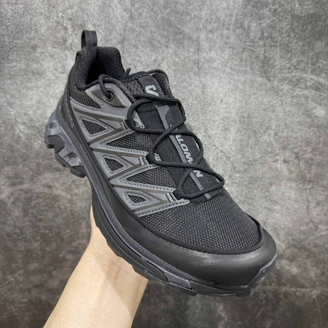 图片[3]-【PZ纯原】SALOMON XT-6 Expanse 萨洛蒙潮流越野机能户外功能鞋 黑色 417413 全新版本出货 好货不怕晚 品质 细节 材料都是肉眼可以见！ 售前售后也是其它工厂无法匹敌！ 纯原外贸平台特供订单 耗时半年巨作 全套原纸板楦头开发 原厂特供网布配套加持 确保原汁原味 完美呈现版型 原档数据独家私模五层组合大底 原装Ortholite轻量化鞋垫 中底布带钢印编号 原厂TPU锁扣 进口港宝加持 后跟自然饱满 还原公司包裹性 鞋面以“锯齿”状的包裹系统呈现 在基色底之下加入了各种色点缀 将公司的最新技术和时尚前卫的造型融入耐用的长跑款式中 鞋面由 TPU 薄膜制成 并焊接在高耐磨网眼上 使其既时尚又坚固 由 ACS底盘支撑 可增强稳定性和支撑力 以及由橡胶凸耳 Contragrip外底覆盖的 EVA 缓冲中底 旨在应对崎岖的地形 鞋舌上的彩色Salomon 标签、Quicklace 系统以及鞋头、鞋舌和鞋跟上的附加品牌使细节更加完美 让穿着者可以轻松驾驭户外与通勤下的任何运动生活场景 无缝鞋身户外随意纵横 颜值与脚感兼备 出街通勤 绝对非常吸睛 你值得拥有 尺码：36 36.5 37.5 38 38.5 39 40 40.5 41 42 42.5 43 44 44.5 45-选品中心