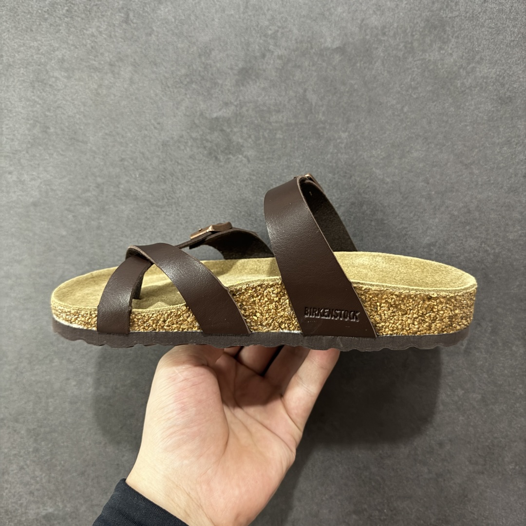图片[2]-【广东纯原版本】Birkenstock Ramses 系列 勃肯夹趾皮革绒面双扣时尚人字拖拖鞋 牛皮绒面革质地柔软 搭配可调节鞋扣提升穿着舒适度 人体工学设计分散脚部压力 保护脚踝 软木乳胶鞋床具有一定的收缩性 长时间穿着后能贴合脚型 EVA鞋底回弹性和抗张性力高 具有良好的防震、缓冲性 四季皆宜 柔软的鞋床采用额外的泡沫缓冲层 提供额外的舒适感和全天支撑 全网独家首发 源于德国的严谨工艺 牛巴戎面 中层松木 EVA 三层组合大底 优质牛皮面料五金扣 出口订单 尺码：35-44-选品中心