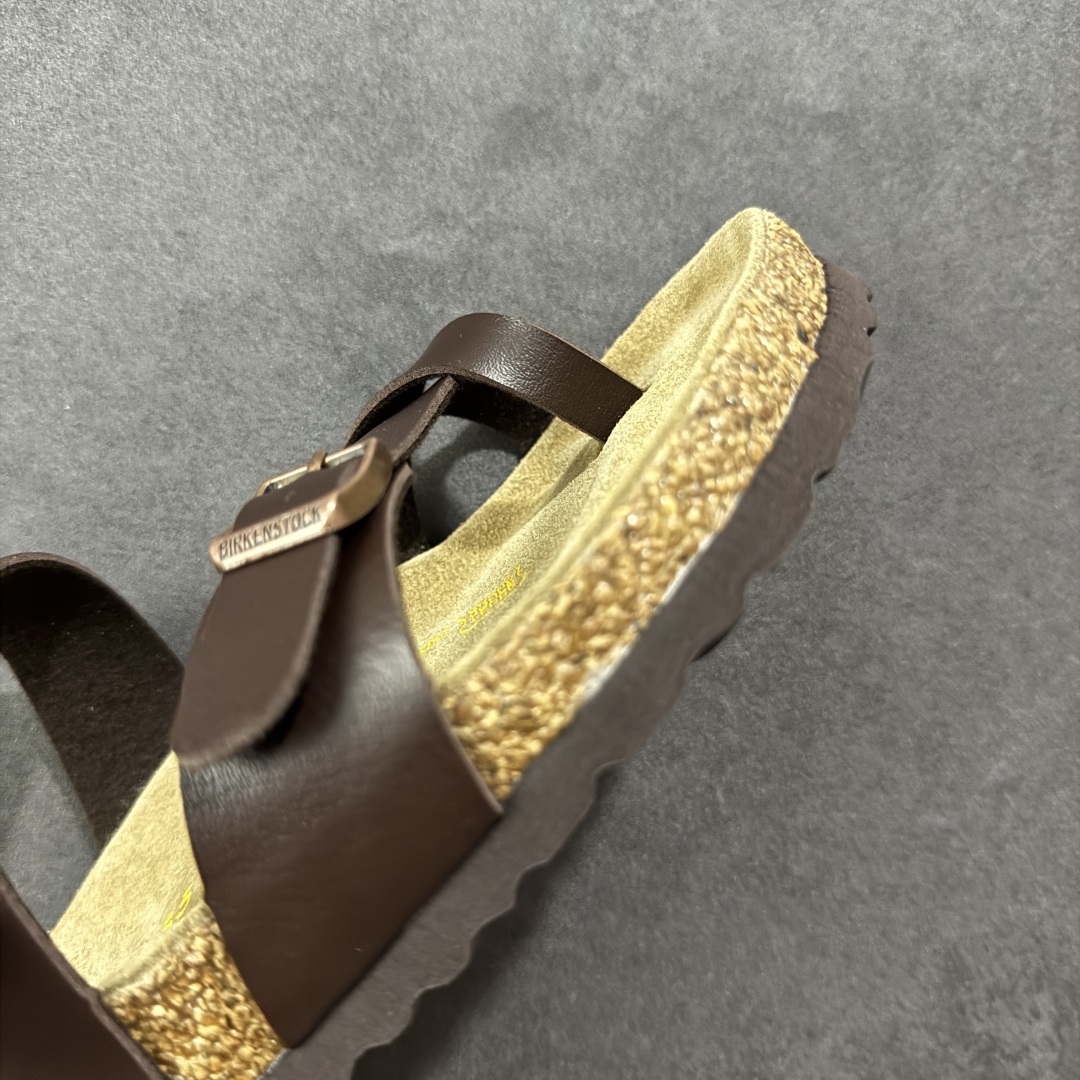 图片[5]-【广东纯原版本】Birkenstock Ramses 系列 勃肯夹趾皮革绒面双扣时尚人字拖拖鞋 牛皮绒面革质地柔软 搭配可调节鞋扣提升穿着舒适度 人体工学设计分散脚部压力 保护脚踝 软木乳胶鞋床具有一定的收缩性 长时间穿着后能贴合脚型 EVA鞋底回弹性和抗张性力高 具有良好的防震、缓冲性 四季皆宜 柔软的鞋床采用额外的泡沫缓冲层 提供额外的舒适感和全天支撑 全网独家首发 源于德国的严谨工艺 牛巴戎面 中层松木 EVA 三层组合大底 优质牛皮面料五金扣 出口订单 尺码：35-44-选品中心