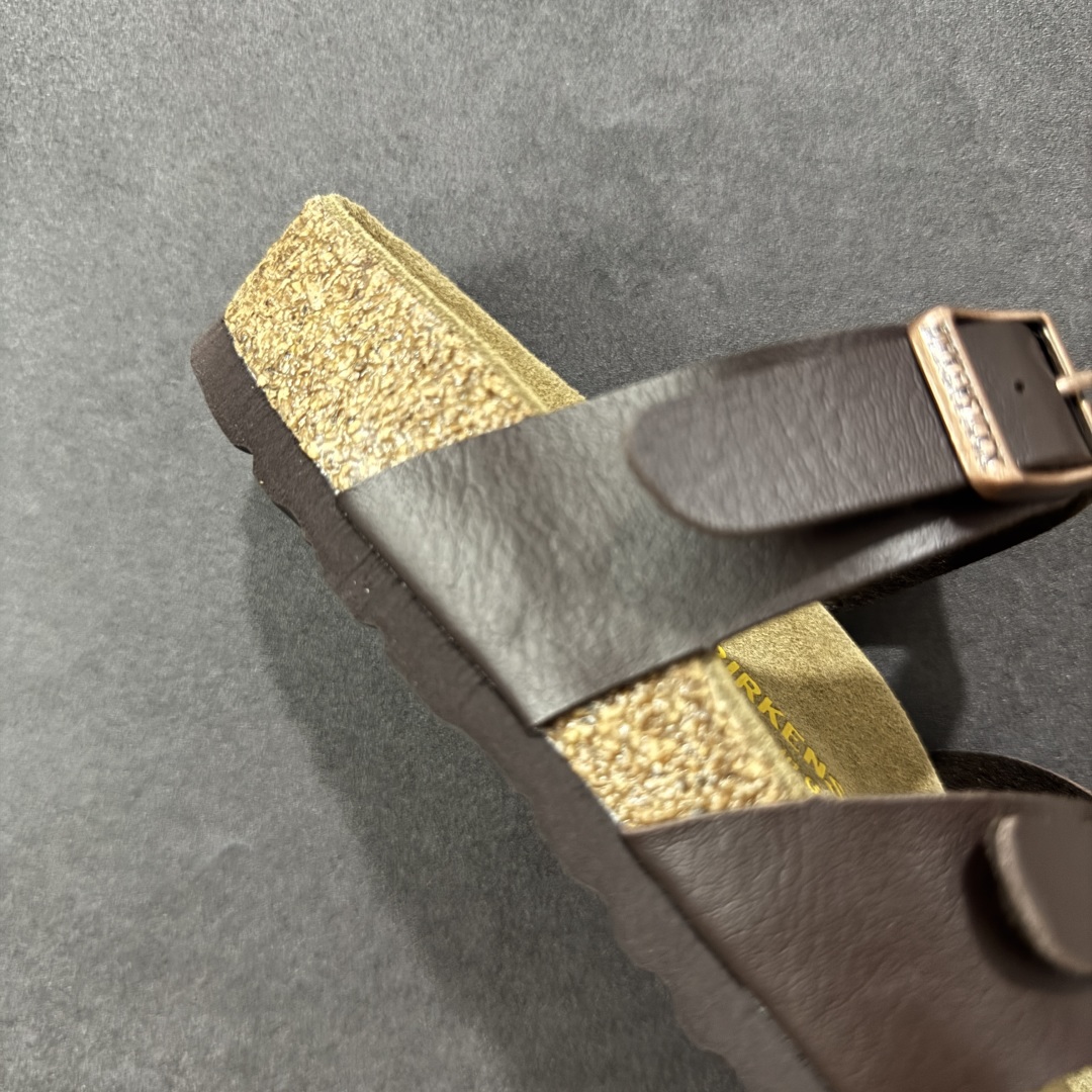 图片[6]-【广东纯原版本】Birkenstock Ramses 系列 勃肯夹趾皮革绒面双扣时尚人字拖拖鞋 牛皮绒面革质地柔软 搭配可调节鞋扣提升穿着舒适度 人体工学设计分散脚部压力 保护脚踝 软木乳胶鞋床具有一定的收缩性 长时间穿着后能贴合脚型 EVA鞋底回弹性和抗张性力高 具有良好的防震、缓冲性 四季皆宜 柔软的鞋床采用额外的泡沫缓冲层 提供额外的舒适感和全天支撑 全网独家首发 源于德国的严谨工艺 牛巴戎面 中层松木 EVA 三层组合大底 优质牛皮面料五金扣 出口订单 尺码：35-44-选品中心