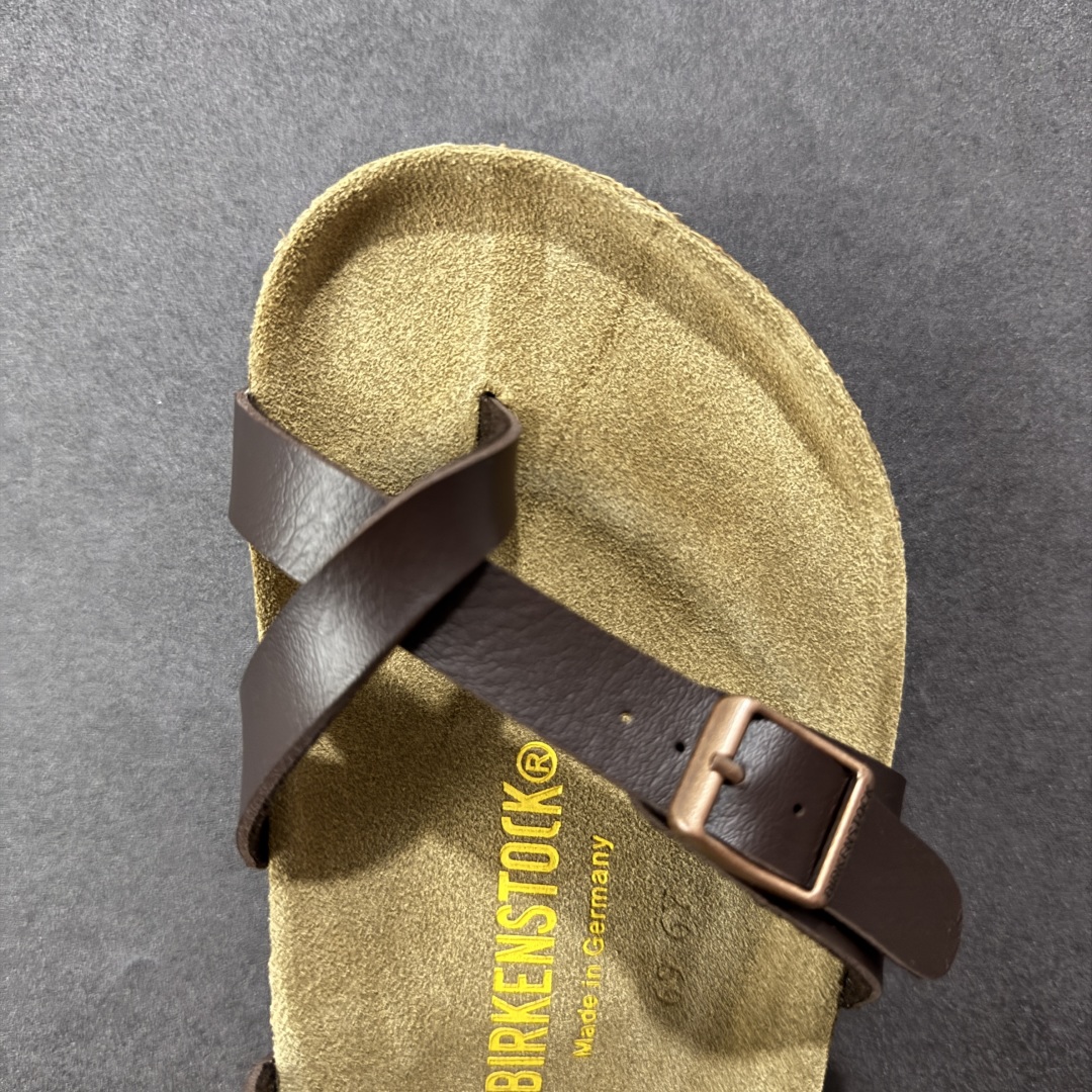 图片[8]-【广东纯原版本】Birkenstock Ramses 系列 勃肯夹趾皮革绒面双扣时尚人字拖拖鞋 牛皮绒面革质地柔软 搭配可调节鞋扣提升穿着舒适度 人体工学设计分散脚部压力 保护脚踝 软木乳胶鞋床具有一定的收缩性 长时间穿着后能贴合脚型 EVA鞋底回弹性和抗张性力高 具有良好的防震、缓冲性 四季皆宜 柔软的鞋床采用额外的泡沫缓冲层 提供额外的舒适感和全天支撑 全网独家首发 源于德国的严谨工艺 牛巴戎面 中层松木 EVA 三层组合大底 优质牛皮面料五金扣 出口订单 尺码：35-44-选品中心