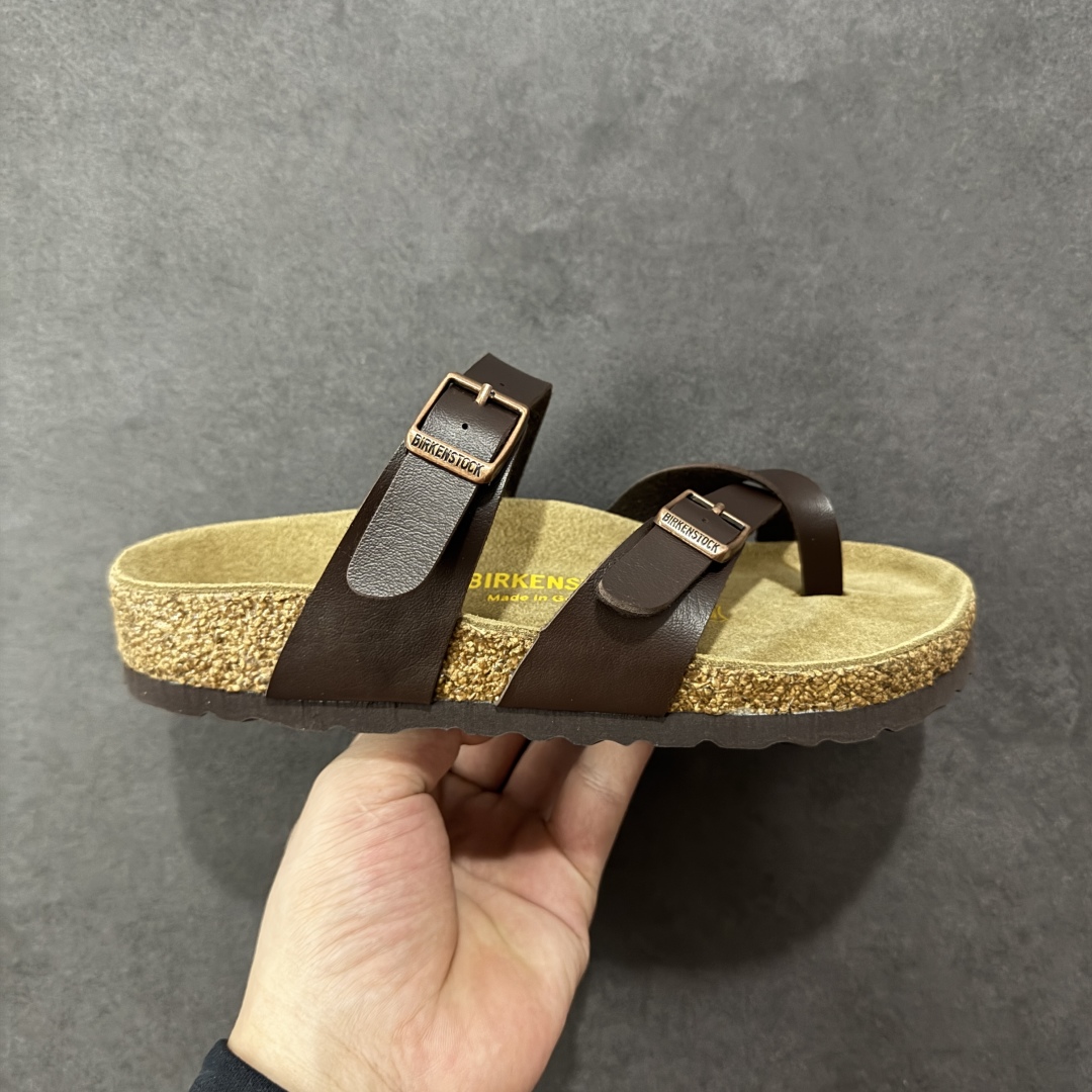 【广东纯原版本】Birkenstock Ramses 系列 勃肯夹趾皮革绒面双扣时尚人字拖拖鞋 牛皮绒面革质地柔软 搭配可调节鞋扣提升穿着舒适度 人体工学设计分散脚部压力 保护脚踝 软木乳胶鞋床具有一定的收缩性 长时间穿着后能贴合脚型 EVA鞋底回弹性和抗张性力高 具有良好的防震、缓冲性 四季皆宜 柔软的鞋床采用额外的泡沫缓冲层 提供额外的舒适感和全天支撑 全网独家首发 源于德国的严谨工艺 牛巴戎面 中层松木 EVA 三层组合大底 优质牛皮面料五金扣 出口订单 尺码:35-44-选品中心