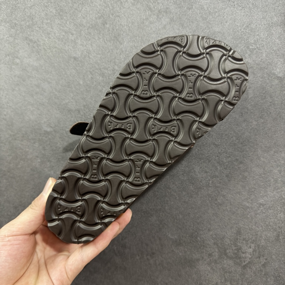 图片[9]-【广东纯原版本】Birkenstock Ramses 系列 勃肯夹趾皮革绒面双扣时尚人字拖拖鞋 牛皮绒面革质地柔软 搭配可调节鞋扣提升穿着舒适度 人体工学设计分散脚部压力 保护脚踝 软木乳胶鞋床具有一定的收缩性 长时间穿着后能贴合脚型 EVA鞋底回弹性和抗张性力高 具有良好的防震、缓冲性 四季皆宜 柔软的鞋床采用额外的泡沫缓冲层 提供额外的舒适感和全天支撑 全网独家首发 源于德国的严谨工艺 牛巴戎面 中层松木 EVA 三层组合大底 优质牛皮面料五金扣 出口订单 尺码：35-44-选品中心