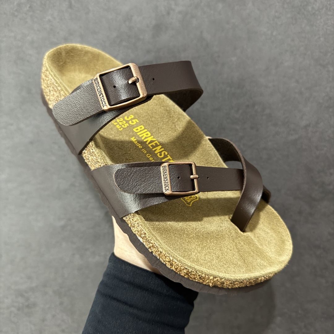 图片[3]-【广东纯原版本】Birkenstock Ramses 系列 勃肯夹趾皮革绒面双扣时尚人字拖拖鞋 牛皮绒面革质地柔软 搭配可调节鞋扣提升穿着舒适度 人体工学设计分散脚部压力 保护脚踝 软木乳胶鞋床具有一定的收缩性 长时间穿着后能贴合脚型 EVA鞋底回弹性和抗张性力高 具有良好的防震、缓冲性 四季皆宜 柔软的鞋床采用额外的泡沫缓冲层 提供额外的舒适感和全天支撑 全网独家首发 源于德国的严谨工艺 牛巴戎面 中层松木 EVA 三层组合大底 优质牛皮面料五金扣 出口订单 尺码：35-44-选品中心