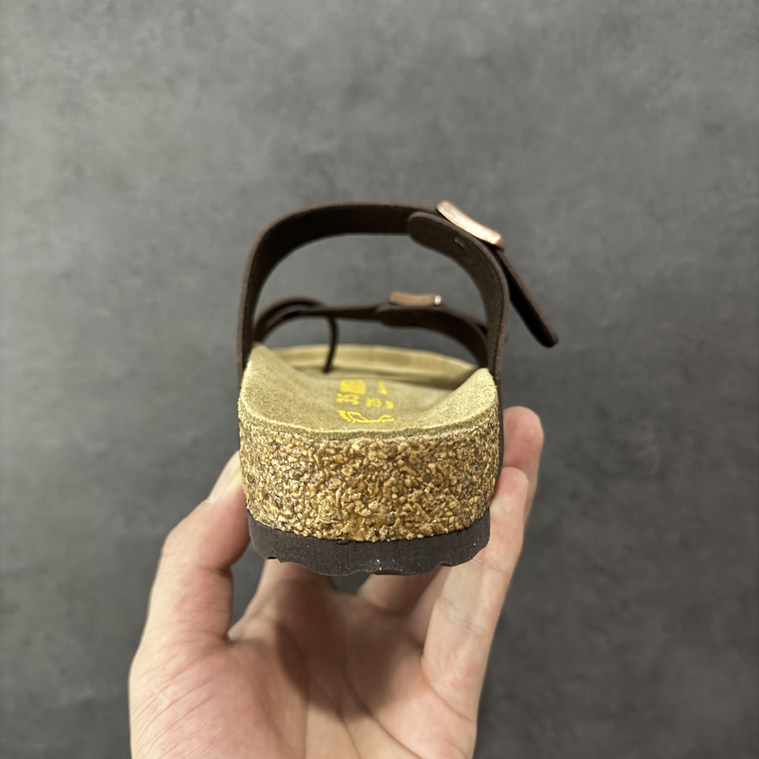 图片[4]-【广东纯原版本】Birkenstock Ramses 系列 勃肯夹趾皮革绒面双扣时尚人字拖拖鞋 牛皮绒面革质地柔软 搭配可调节鞋扣提升穿着舒适度 人体工学设计分散脚部压力 保护脚踝 软木乳胶鞋床具有一定的收缩性 长时间穿着后能贴合脚型 EVA鞋底回弹性和抗张性力高 具有良好的防震、缓冲性 四季皆宜 柔软的鞋床采用额外的泡沫缓冲层 提供额外的舒适感和全天支撑 全网独家首发 源于德国的严谨工艺 牛巴戎面 中层松木 EVA 三层组合大底 优质牛皮面料五金扣 出口订单 尺码：35-44-选品中心