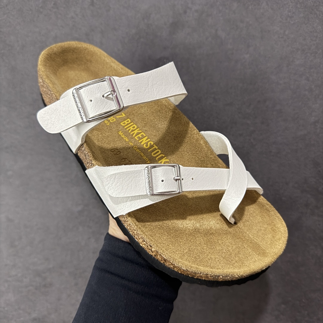 图片[3]-【广东纯原版本】Birkenstock Ramses 系列 勃肯夹趾皮革绒面双扣时尚人字拖拖鞋 牛皮绒面革质地柔软 搭配可调节鞋扣提升穿着舒适度 人体工学设计分散脚部压力 保护脚踝 软木乳胶鞋床具有一定的收缩性 长时间穿着后能贴合脚型 EVA鞋底回弹性和抗张性力高 具有良好的防震、缓冲性 四季皆宜 柔软的鞋床采用额外的泡沫缓冲层 提供额外的舒适感和全天支撑 全网独家首发 源于德国的严谨工艺 牛巴戎面 中层松木 EVA 三层组合大底 优质牛皮面料五金扣 出口订单 尺码：35-44-选品中心