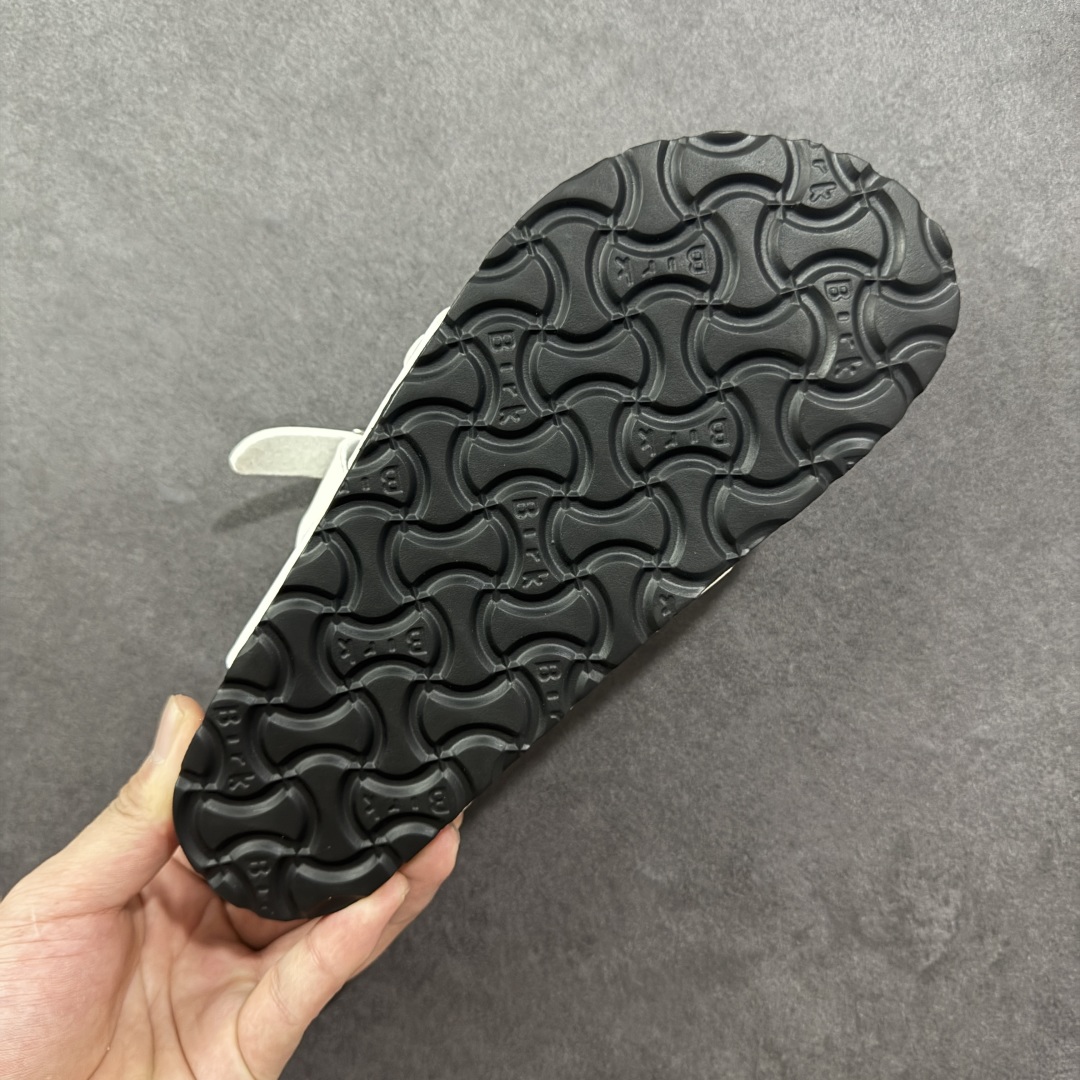 图片[9]-【广东纯原版本】Birkenstock Ramses 系列 勃肯夹趾皮革绒面双扣时尚人字拖拖鞋 牛皮绒面革质地柔软 搭配可调节鞋扣提升穿着舒适度 人体工学设计分散脚部压力 保护脚踝 软木乳胶鞋床具有一定的收缩性 长时间穿着后能贴合脚型 EVA鞋底回弹性和抗张性力高 具有良好的防震、缓冲性 四季皆宜 柔软的鞋床采用额外的泡沫缓冲层 提供额外的舒适感和全天支撑 全网独家首发 源于德国的严谨工艺 牛巴戎面 中层松木 EVA 三层组合大底 优质牛皮面料五金扣 出口订单 尺码：35-44-选品中心