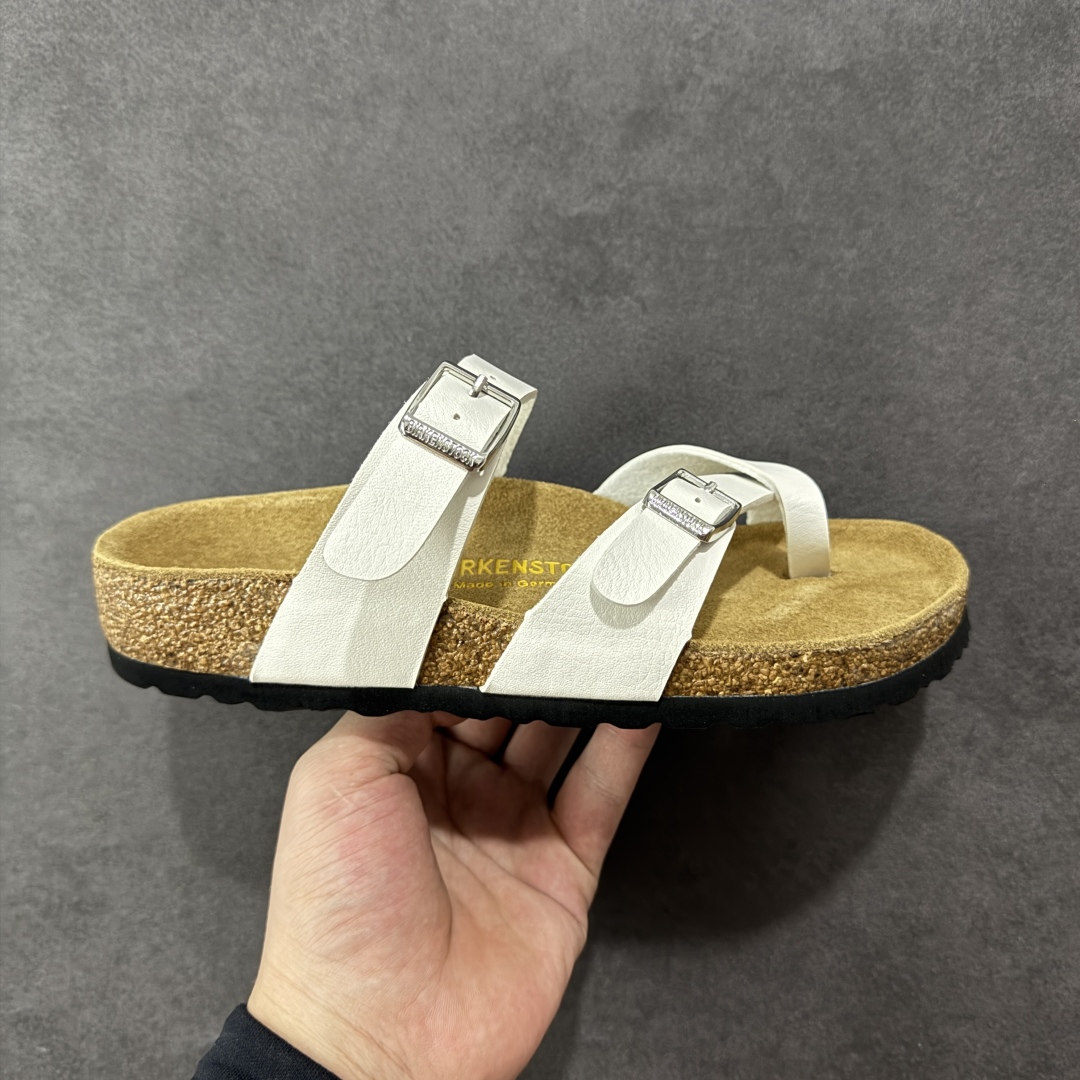 【广东纯原版本】Birkenstock Ramses 系列 勃肯夹趾皮革绒面双扣时尚人字拖拖鞋 牛皮绒面革质地柔软 搭配可调节鞋扣提升穿着舒适度 人体工学设计分散脚部压力 保护脚踝 软木乳胶鞋床具有一定的收缩性 长时间穿着后能贴合脚型 EVA鞋底回弹性和抗张性力高 具有良好的防震、缓冲性 四季皆宜 柔软的鞋床采用额外的泡沫缓冲层 提供额外的舒适感和全天支撑 全网独家首发 源于德国的严谨工艺 牛巴戎面 中层松木 EVA 三层组合大底 优质牛皮面料五金扣 出口订单 尺码:35-44-选品中心