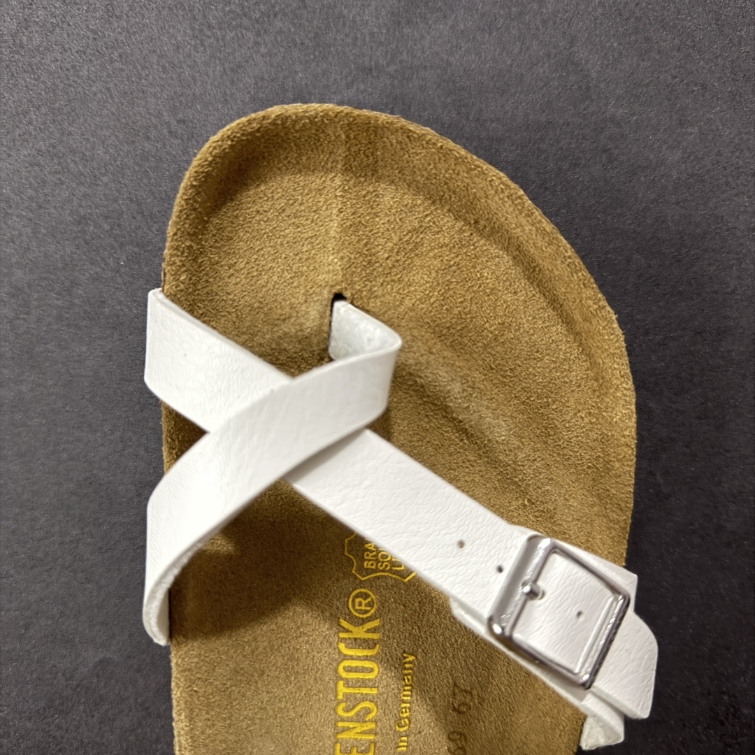 图片[8]-【广东纯原版本】Birkenstock Ramses 系列 勃肯夹趾皮革绒面双扣时尚人字拖拖鞋 牛皮绒面革质地柔软 搭配可调节鞋扣提升穿着舒适度 人体工学设计分散脚部压力 保护脚踝 软木乳胶鞋床具有一定的收缩性 长时间穿着后能贴合脚型 EVA鞋底回弹性和抗张性力高 具有良好的防震、缓冲性 四季皆宜 柔软的鞋床采用额外的泡沫缓冲层 提供额外的舒适感和全天支撑 全网独家首发 源于德国的严谨工艺 牛巴戎面 中层松木 EVA 三层组合大底 优质牛皮面料五金扣 出口订单 尺码：35-44-选品中心